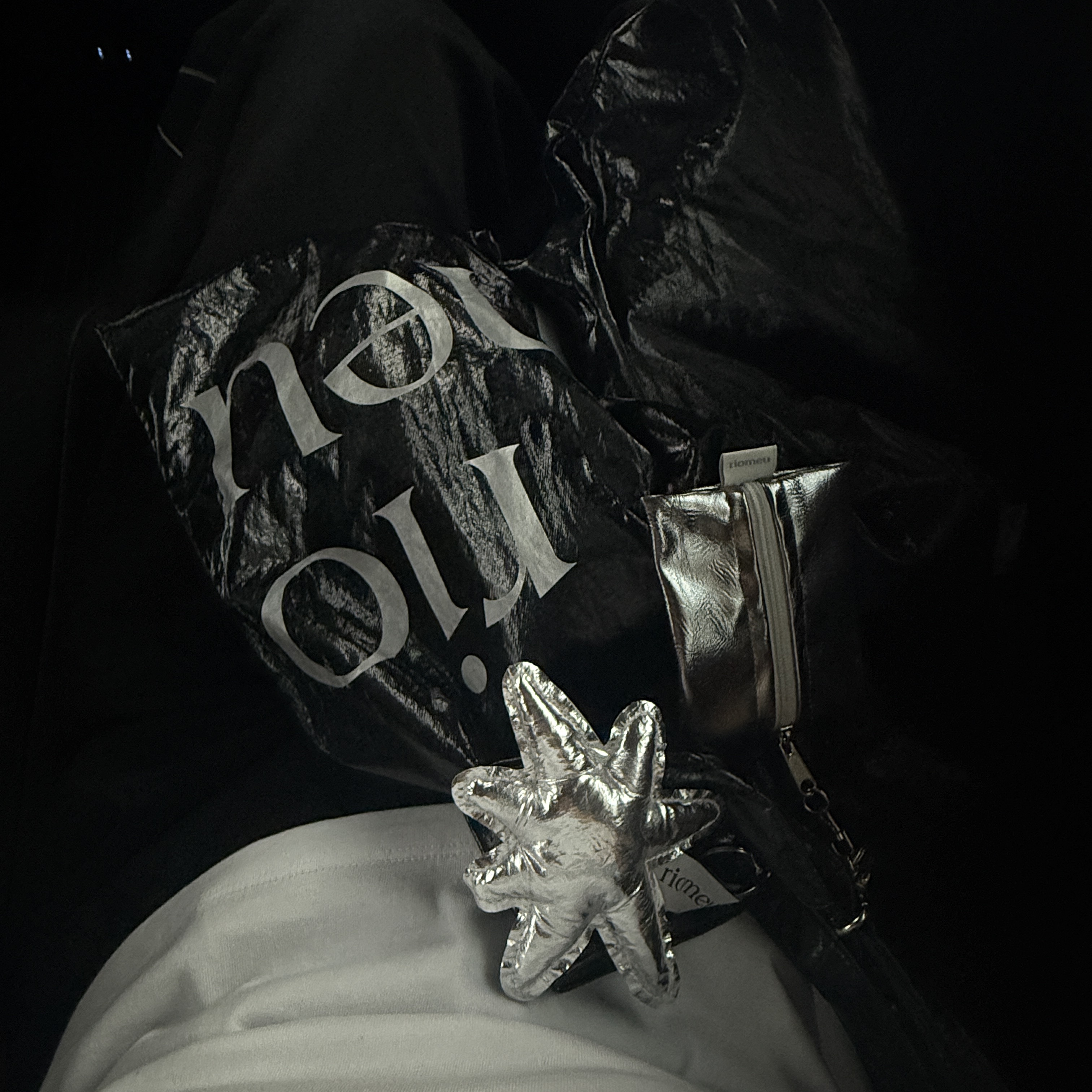 Riomeu Signature Sparkle Keyring, Riomeu Mini Square Pouchi Keyring 착용 스타일 - 2