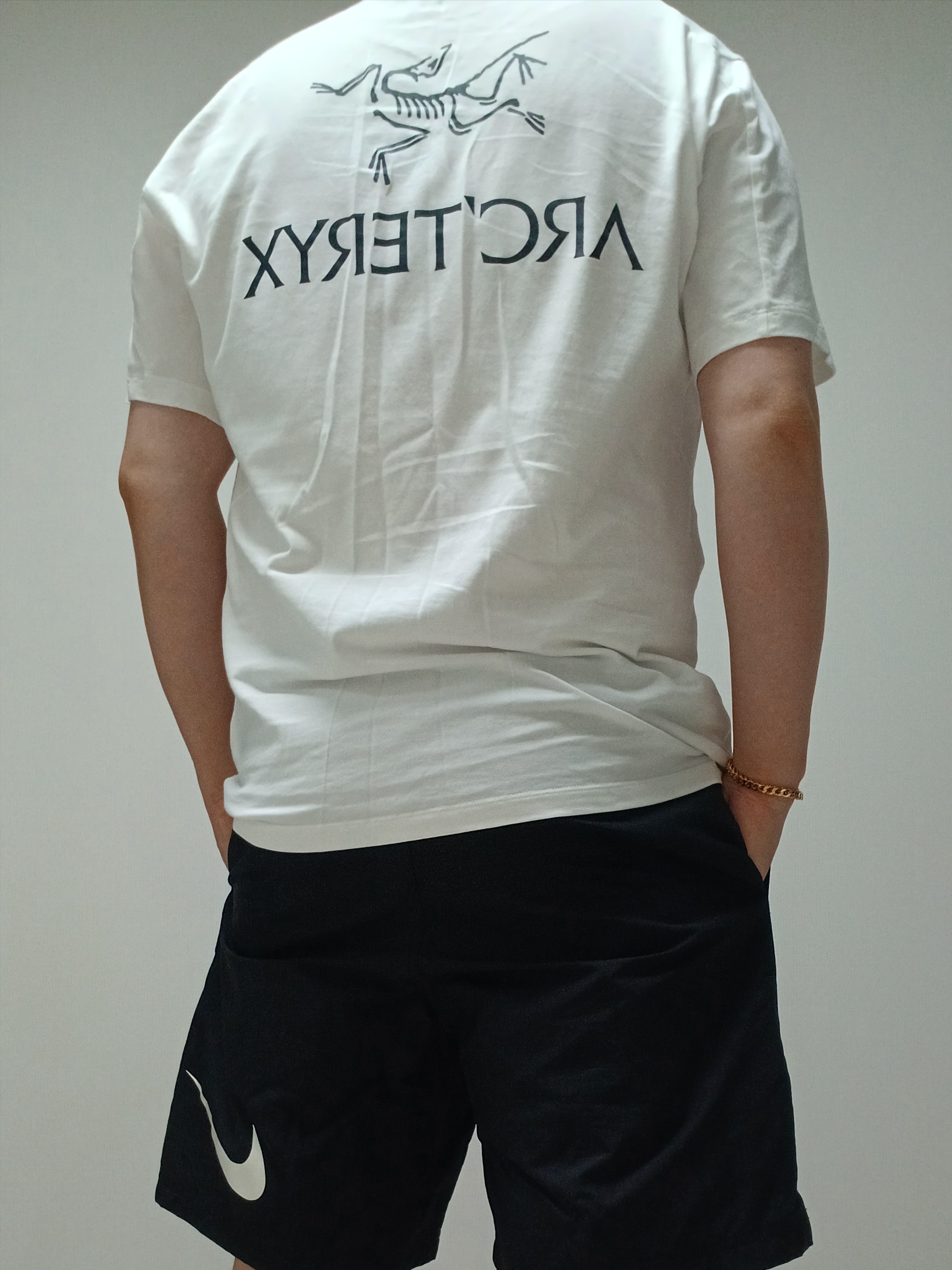 Arc'teryx Kragg SL Cotton Bird Word SS T-Shirt White Light Black, Nike x Stussy Shorts Black (FJ9167-010) 착용 스타일 - 9