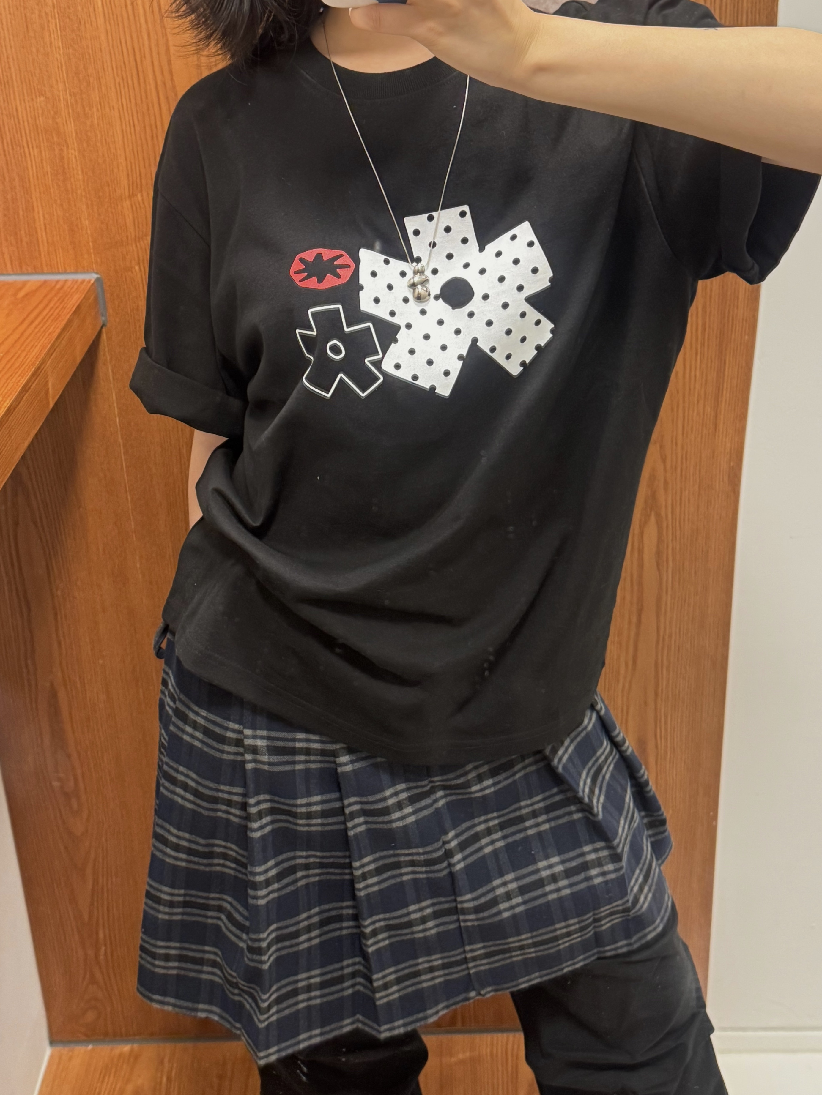 SLOW RECORD HOUSE Polka Dot Star T-Shirt Black 착용 스타일 - 5