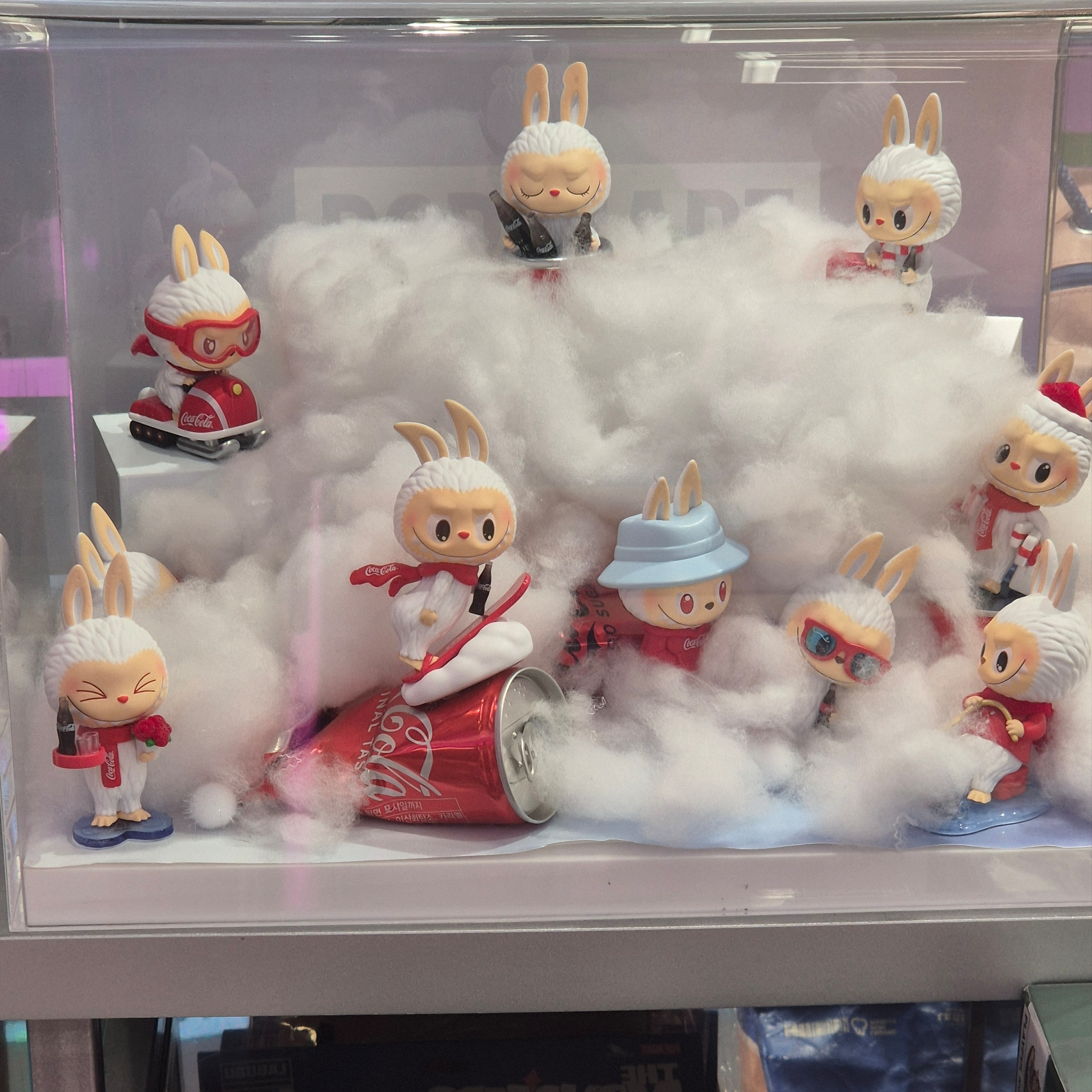 Pop Mart Labubu Coca Cola Series Sealed Case (10 Blind Boxes), Pop Mart Labubu Coca Cola Series Sealed Case (1 Blind Box) 착용 스타일