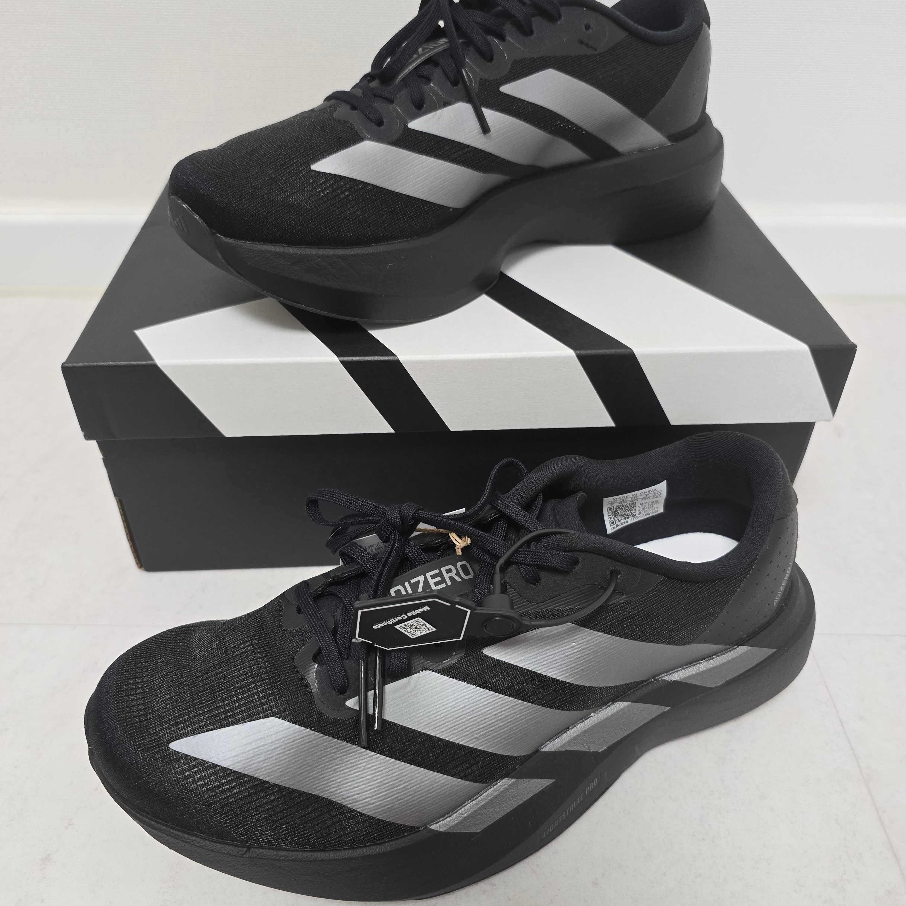 Adidas Adizero EVO SL Core Black Iron Metallic 착용 스타일