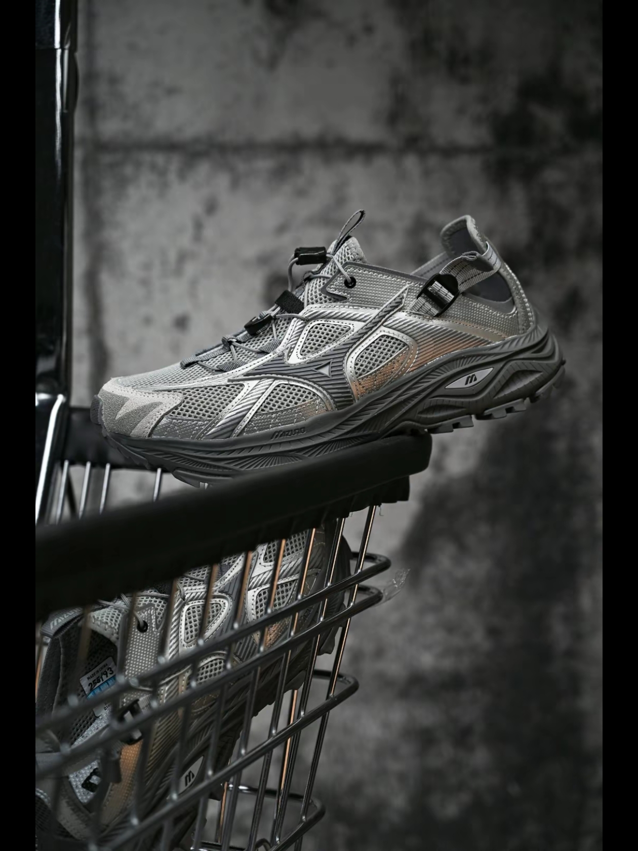 Alo Yoga Iconic Shopper Tote Bag Grey Tiedye, Mizuno Racer Trail SE Silver Grey 착용 스타일 - 4