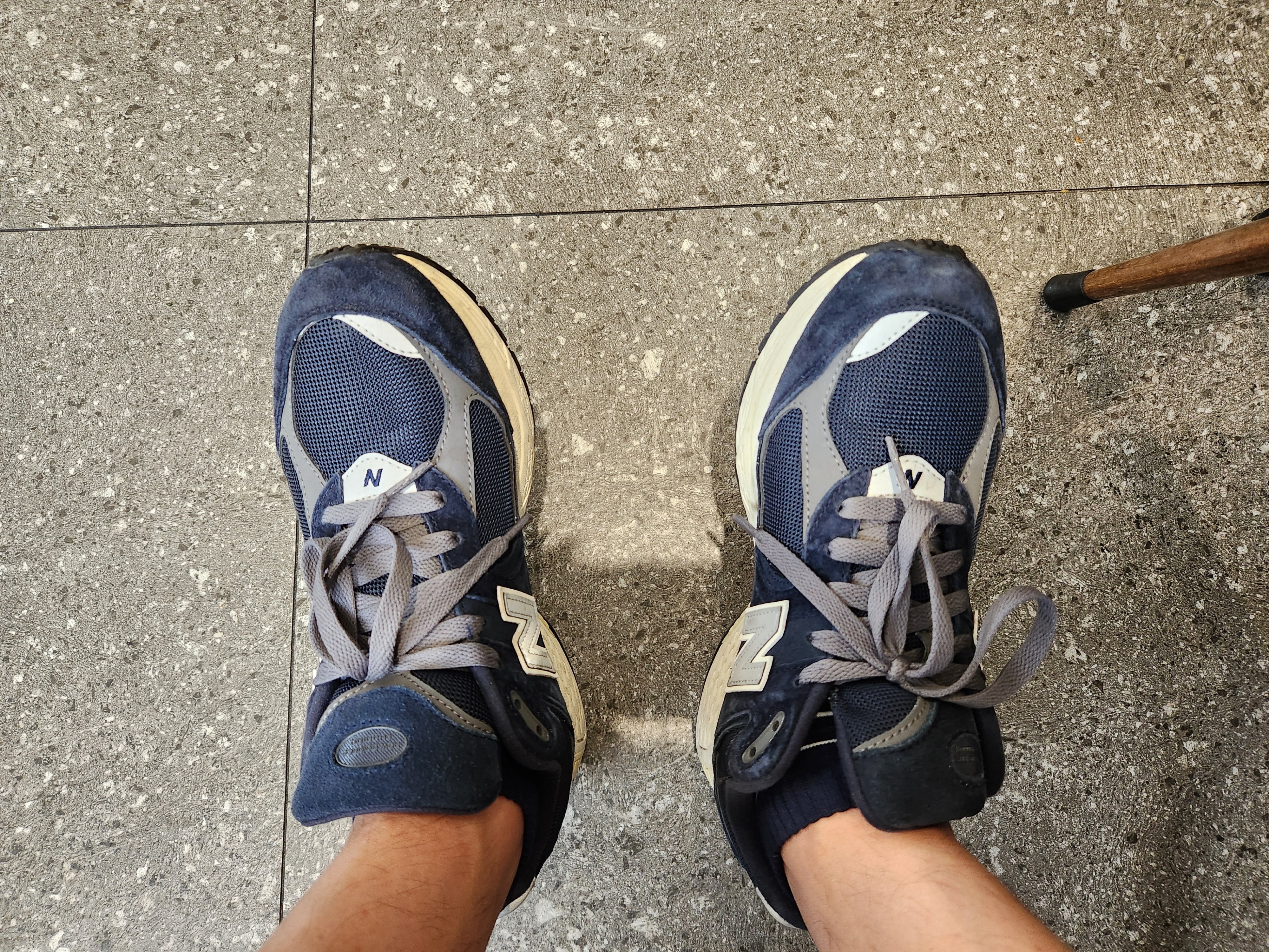 New Balance 2002R Eclipse Castlerock 착용 스타일