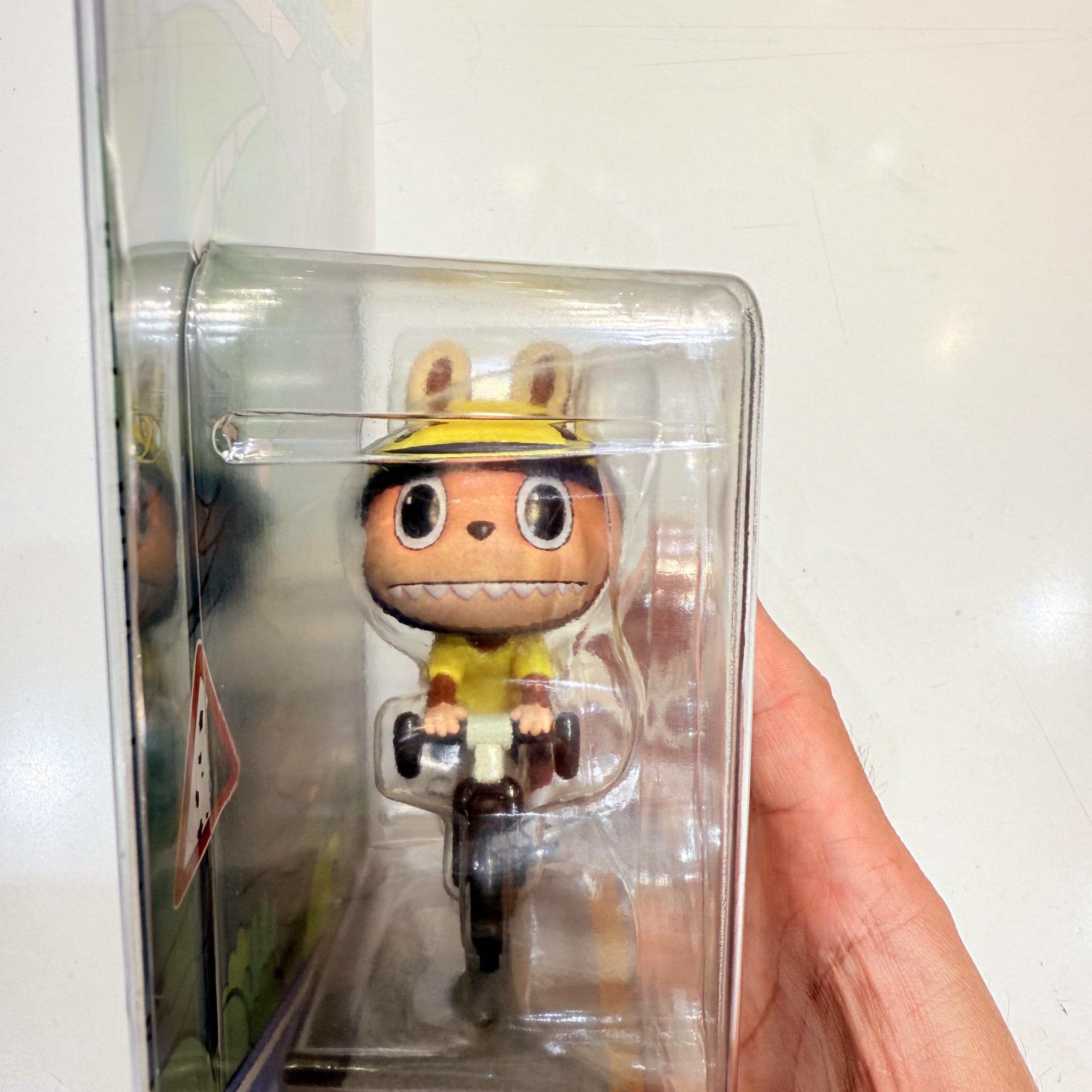 Pop Mart Labubu Summer Ride Figure 착용 스타일 - 2