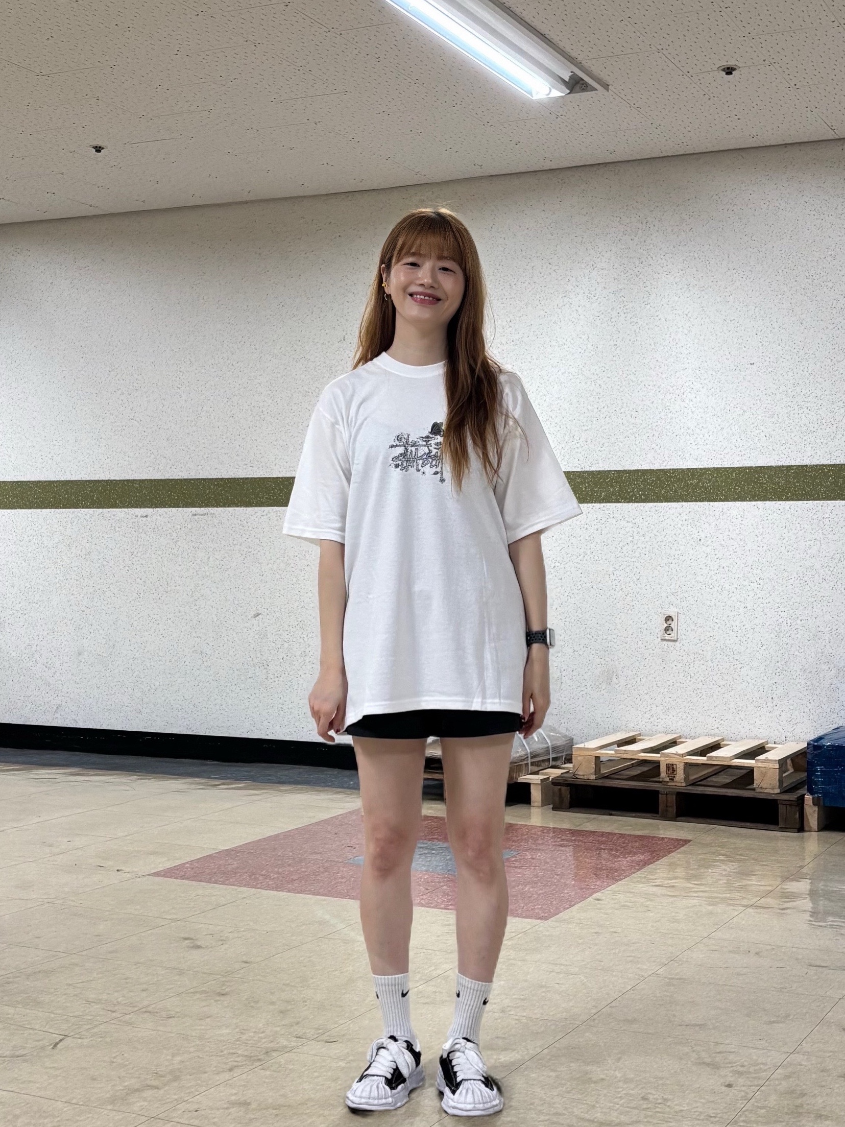 Stussy In Bloom T-Shirt White, Maison Mihara Yasuhiro Blakey OG Sole Canvas Low-top Sneakers Black White 착용 스타일 - 1