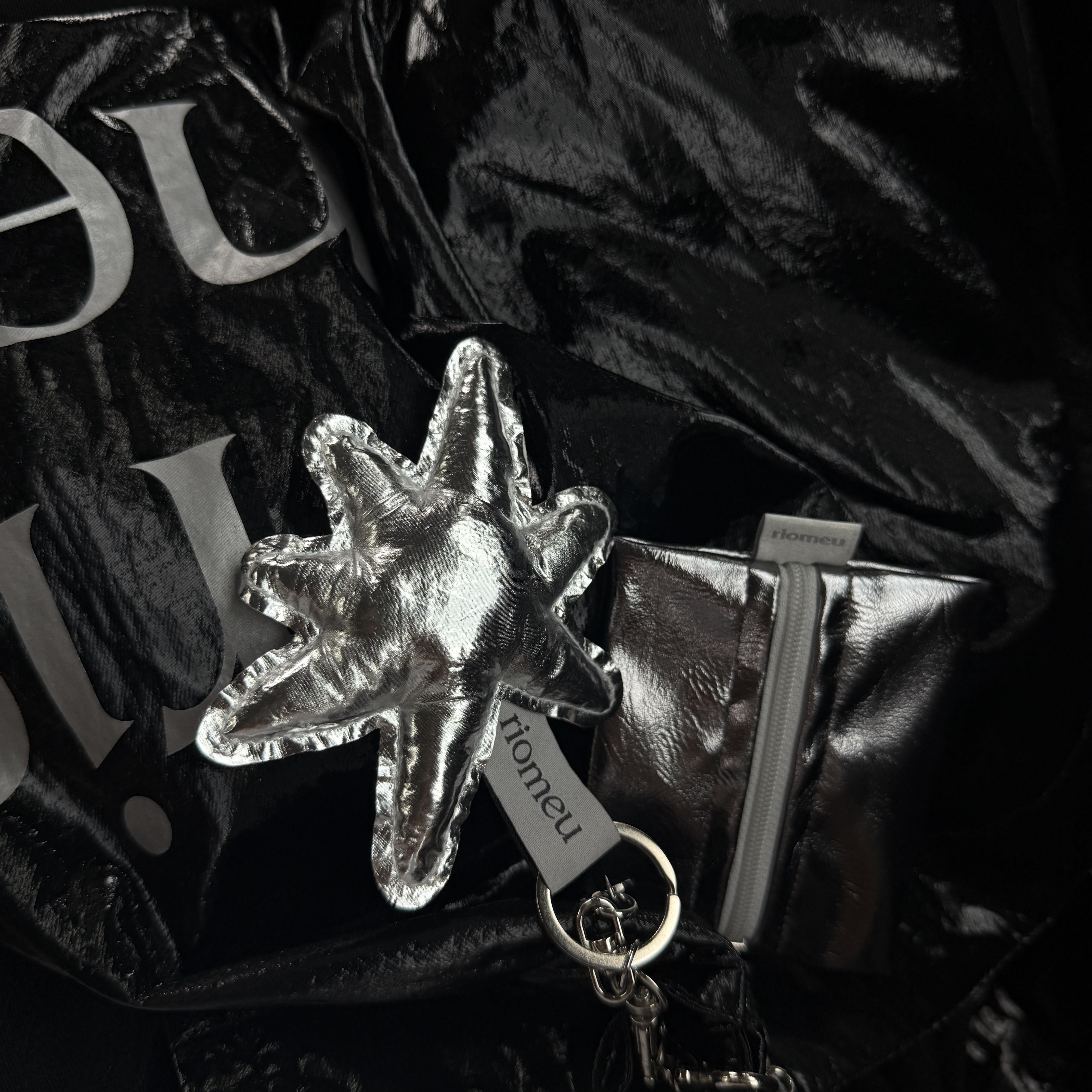 Riomeu Signature Sparkle Keyring, Riomeu Mini Square Pouchi Keyring 착용 스타일 - 3