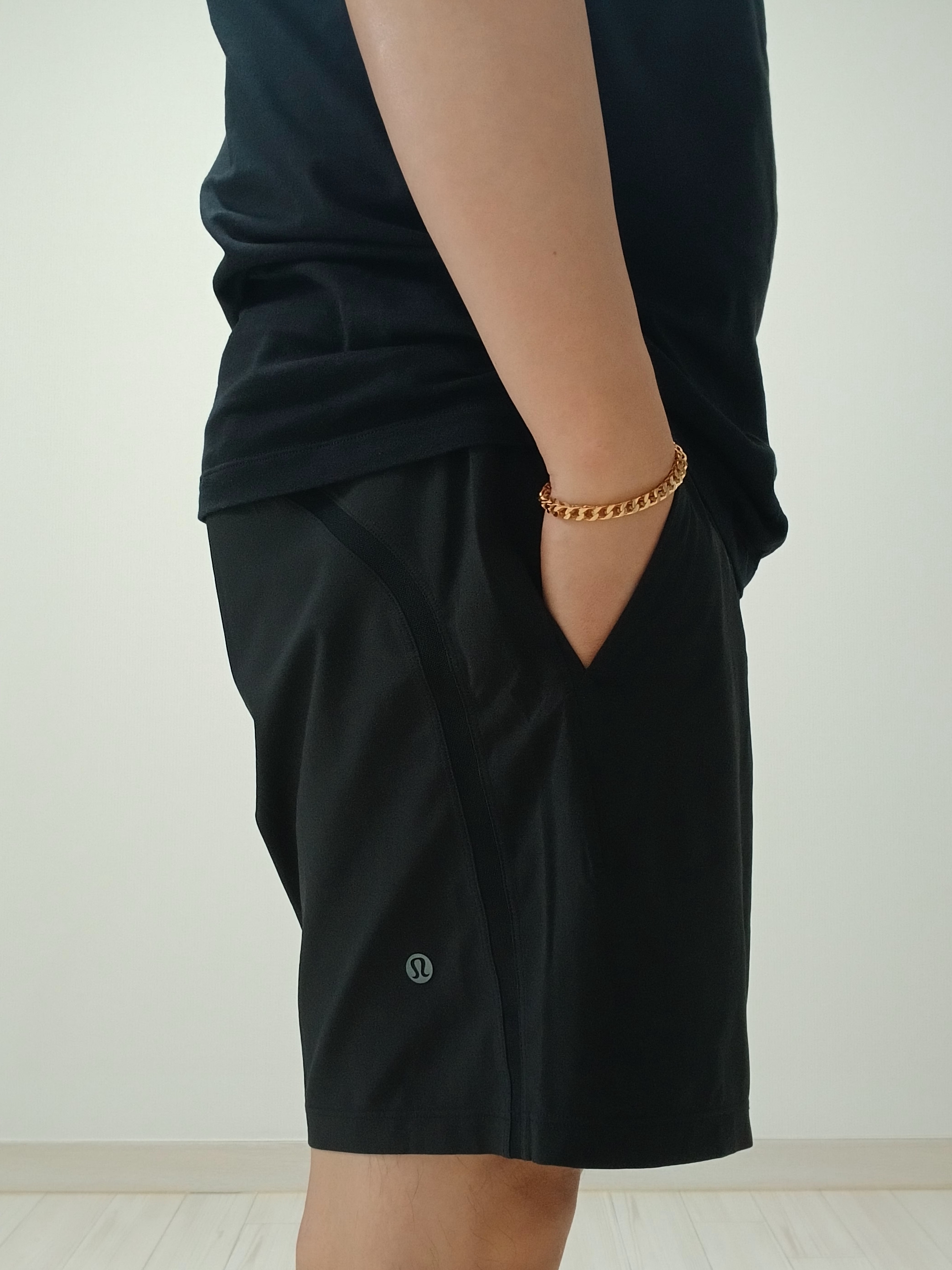 Arc'teryx Kragg SL Cotton Bird Word SS T-Shirt Black Electra, Lululemon Pace Breaker Linerless Shorts 5 Inch Black 착용 스타일 - 2