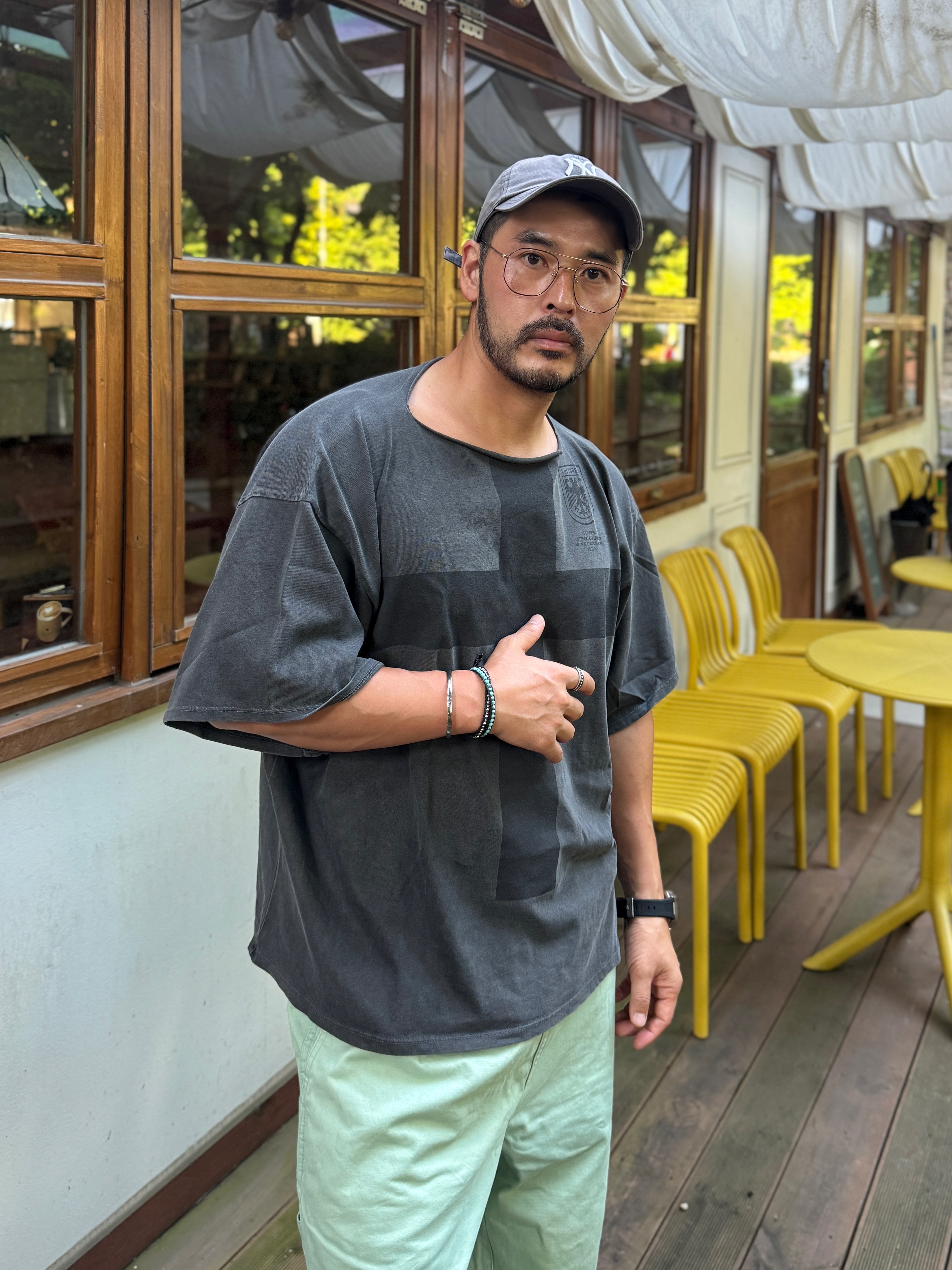 ¥$ Vultures Merch T-Shirt 1 Black - Korea Exclusive, Roa Hiking Minaar Black 착용 스타일 - 6