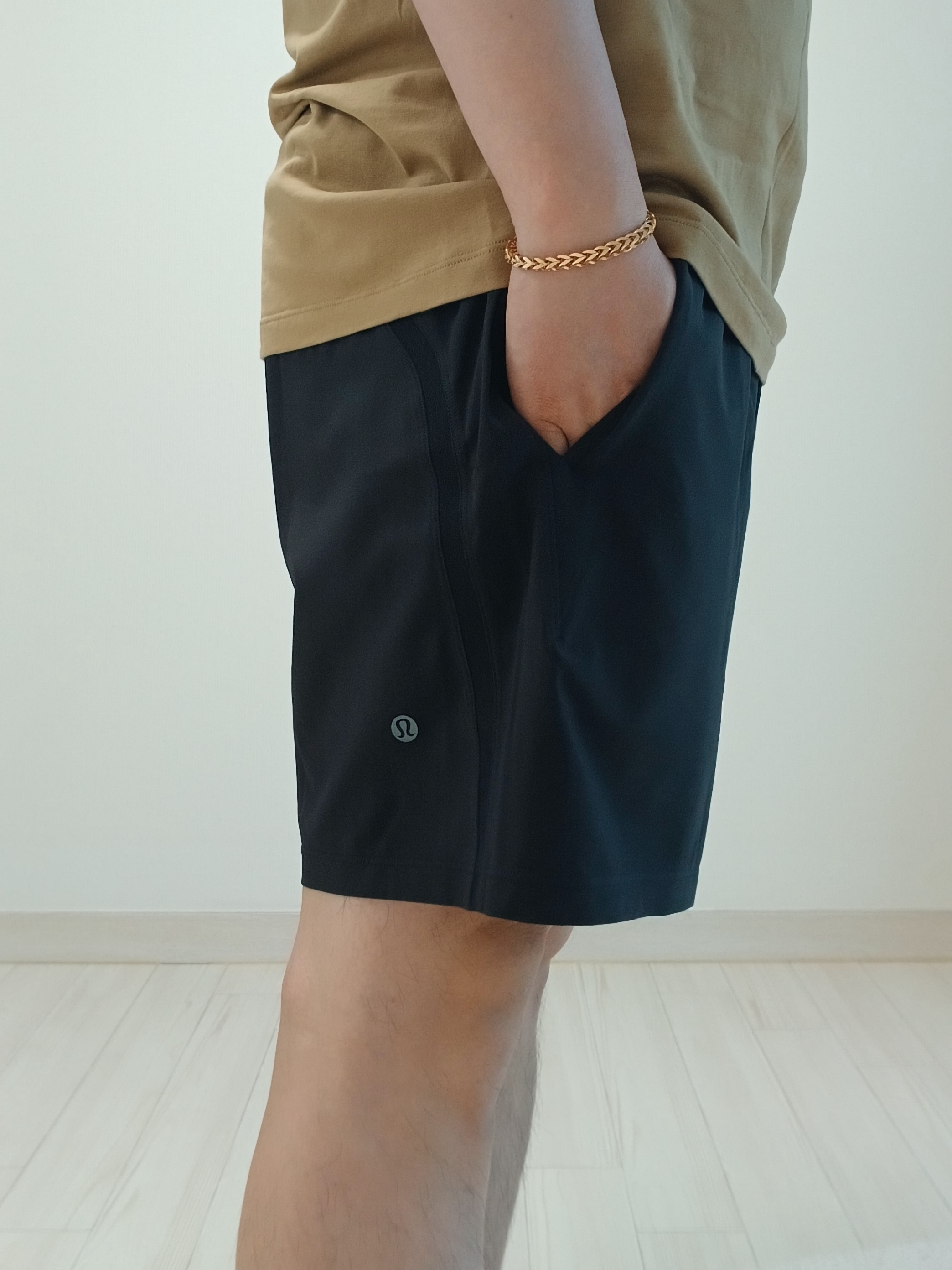 Arc'teryx Kragg SL Cotton Bird Word SS T-Shirt Canvas, Lululemon Pace Breaker Linerless Shorts 5 Inch Black 착용 스타일 - 2