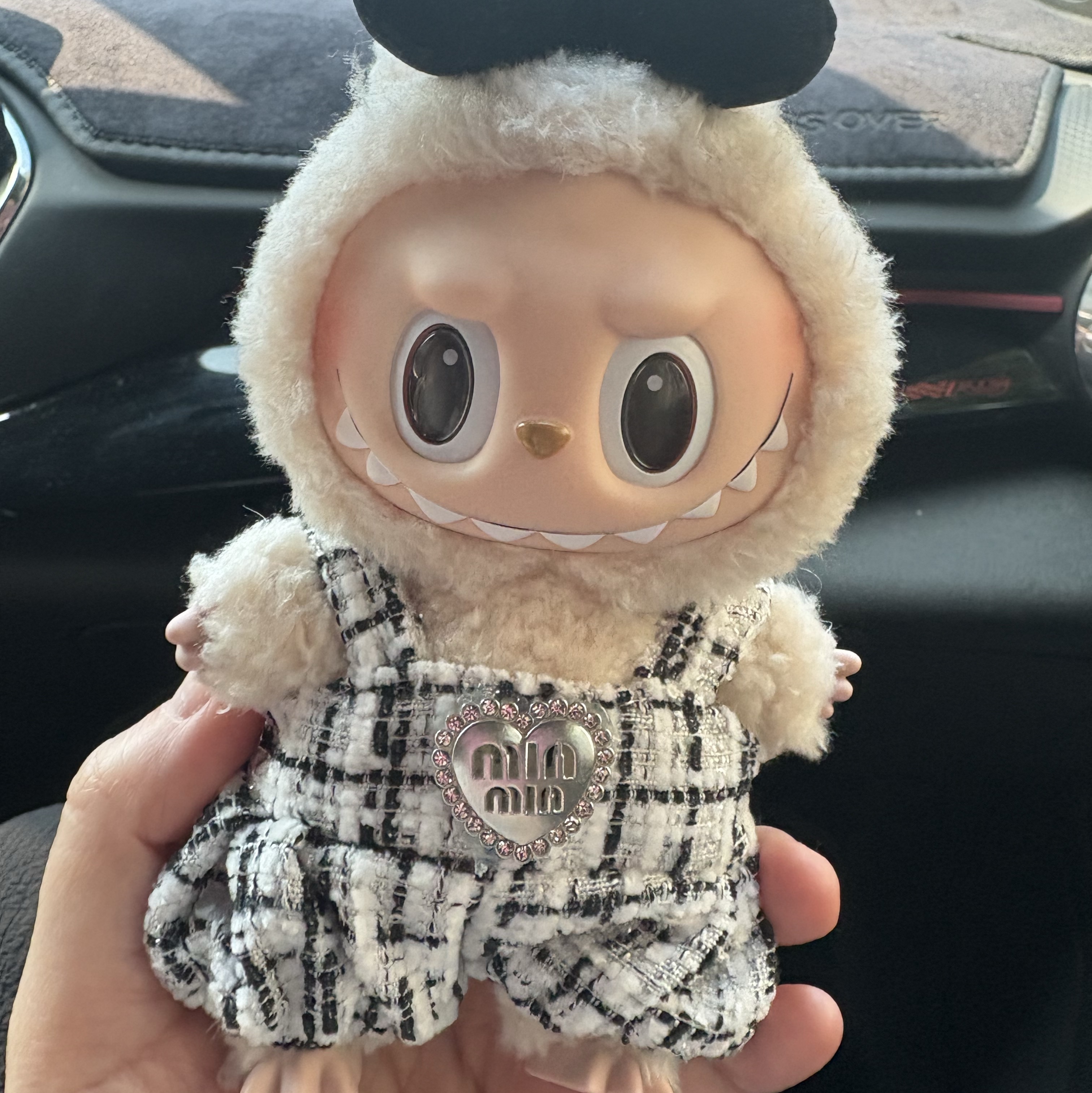 Pop Mart Labubu The Monsters Labubu Tasty Macarons Series Soymilk Keyring 착용 스타일