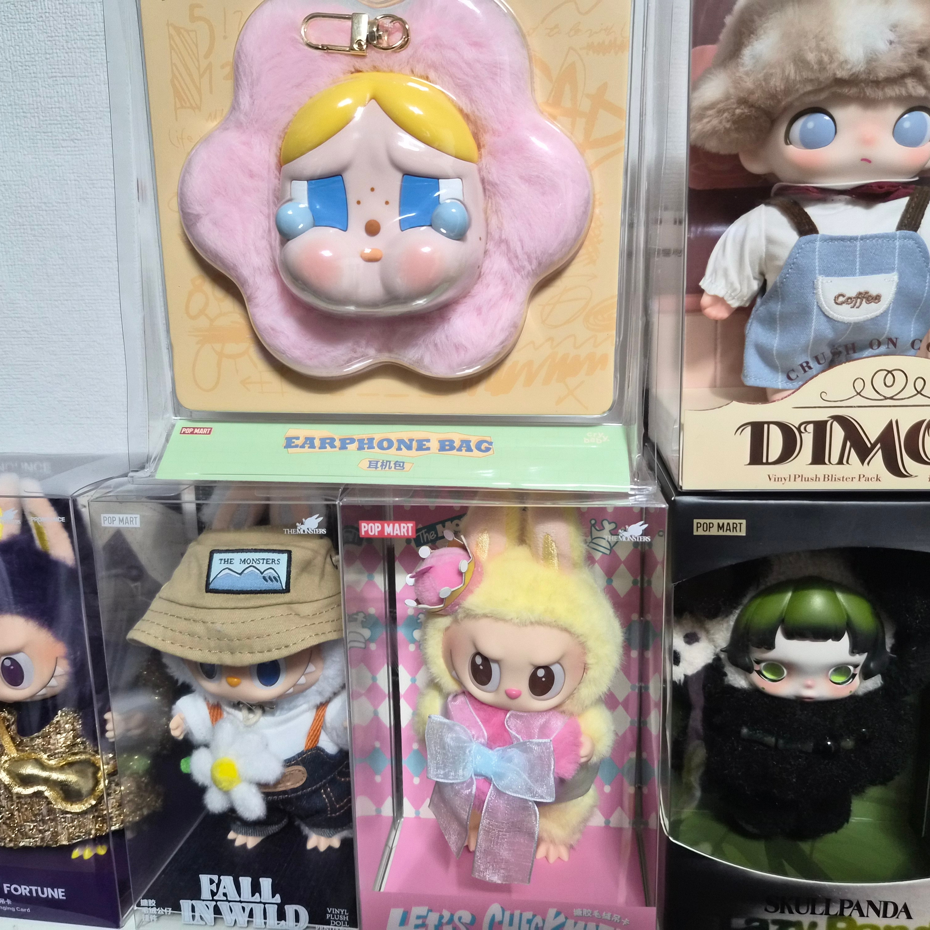 Pop Mart Crybaby Sad Club Series Silicone Plush Earphone Bag 착용 스타일