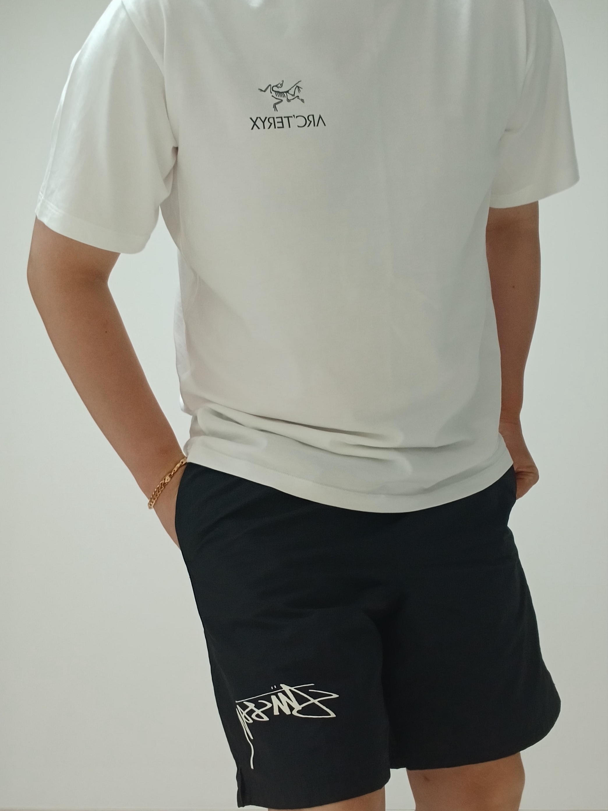 Arc'teryx Kragg SL Cotton Bird Word SS T-Shirt White Light Black, Nike x Stussy Shorts Black (FJ9167-010) 착용 스타일 - 4