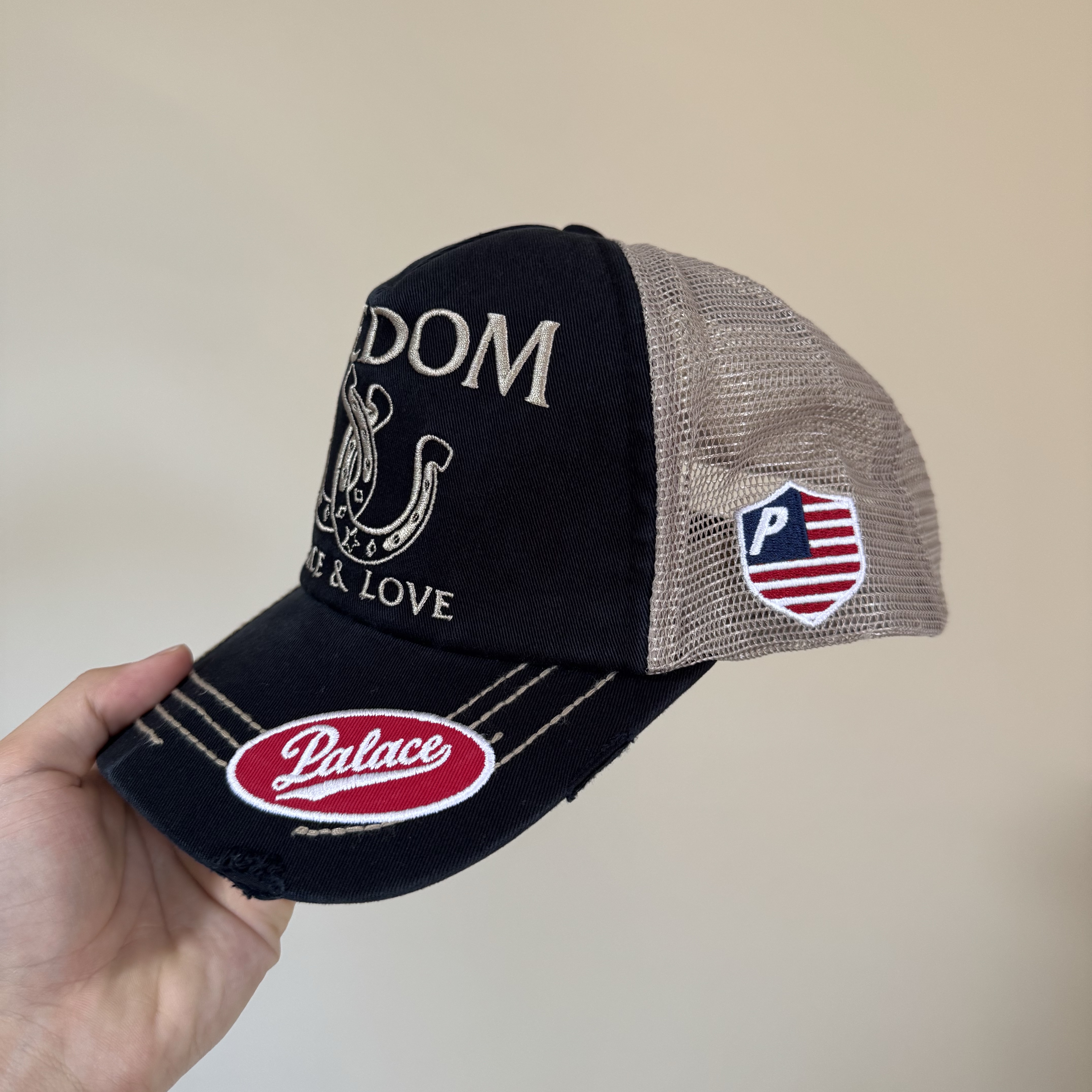 Palace Freedom Distressed Trucker Black - 25FW 착용 스타일 - 4