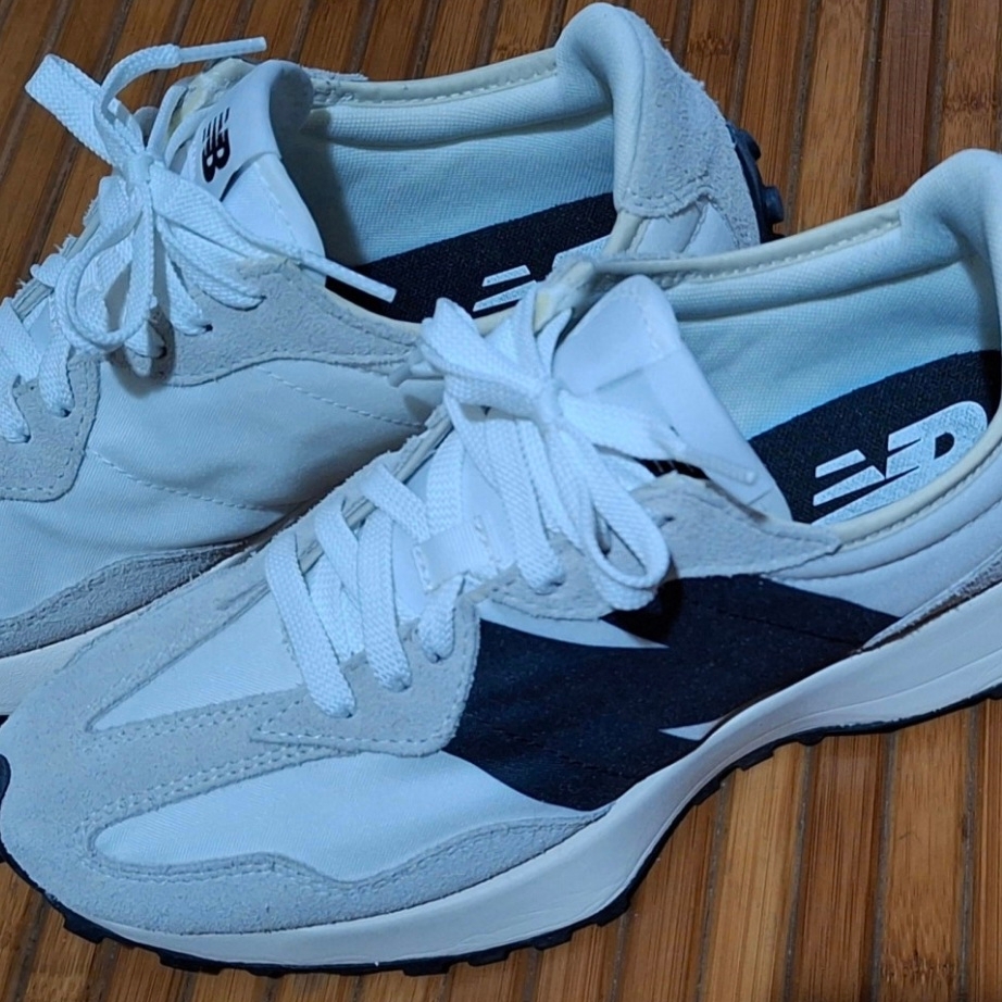 New Balance 327 Black White 착용 스타일