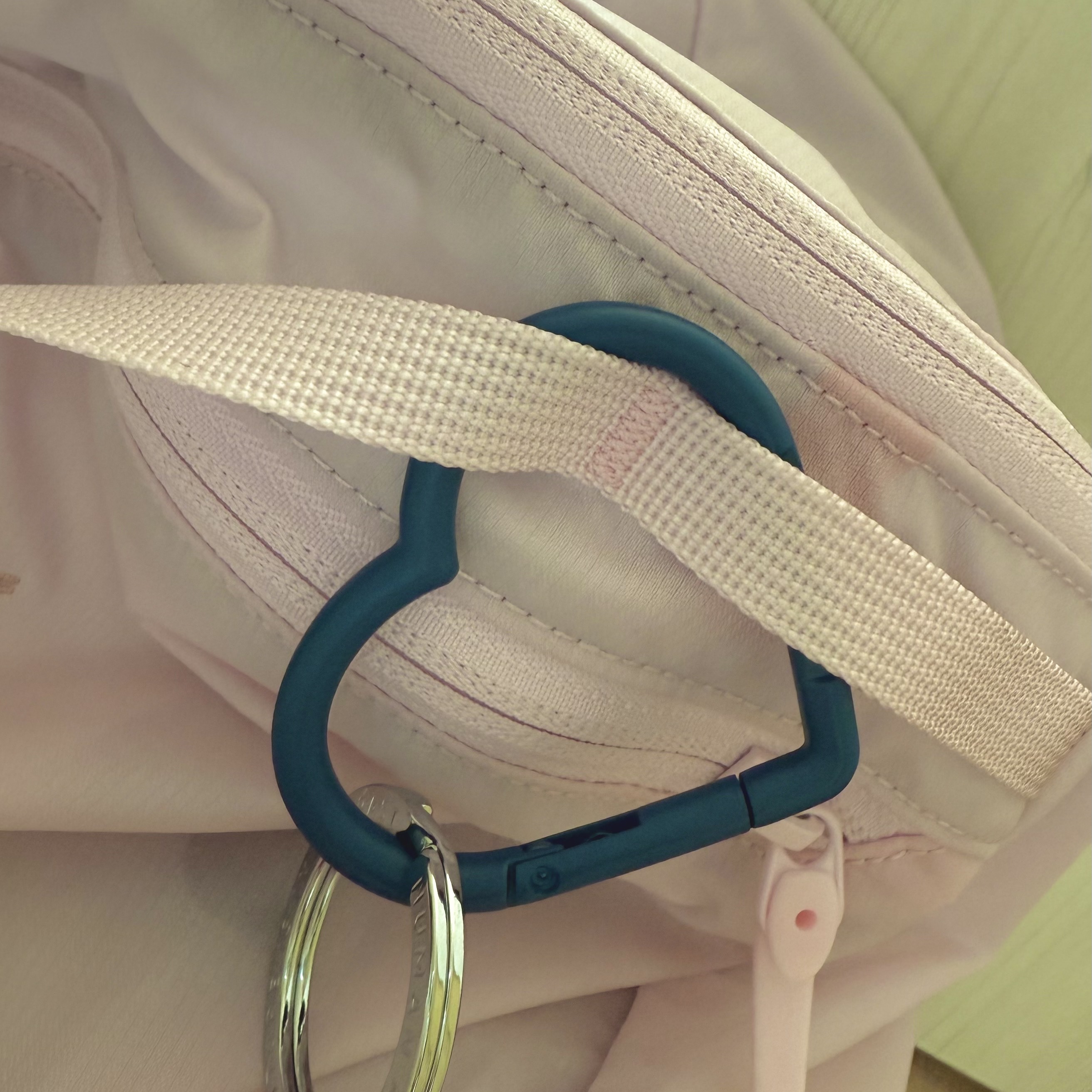 Human Made Heart Carabiner Blue 착용 스타일