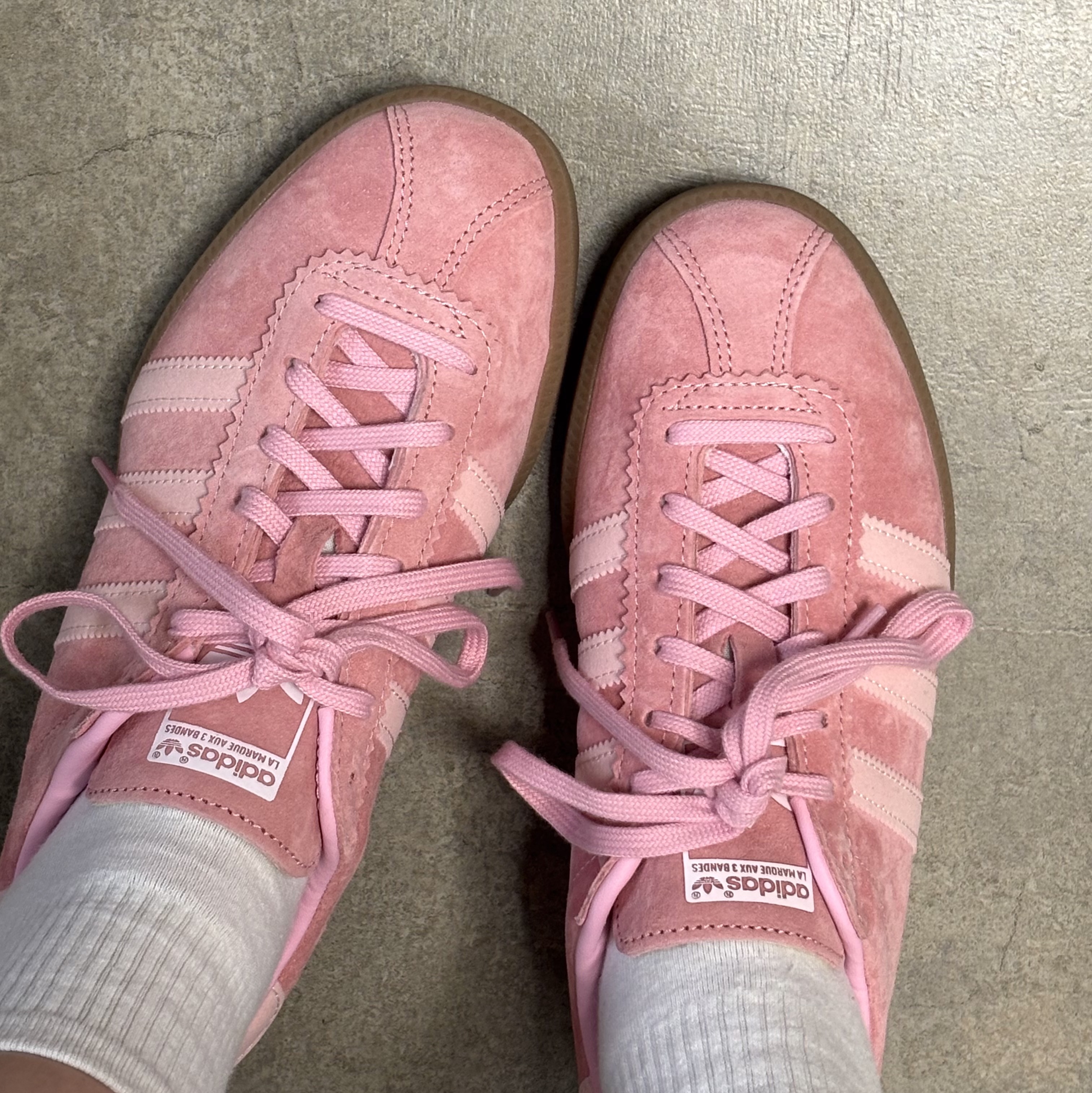 Adidas Bermuda Glow Pink 착용 스타일