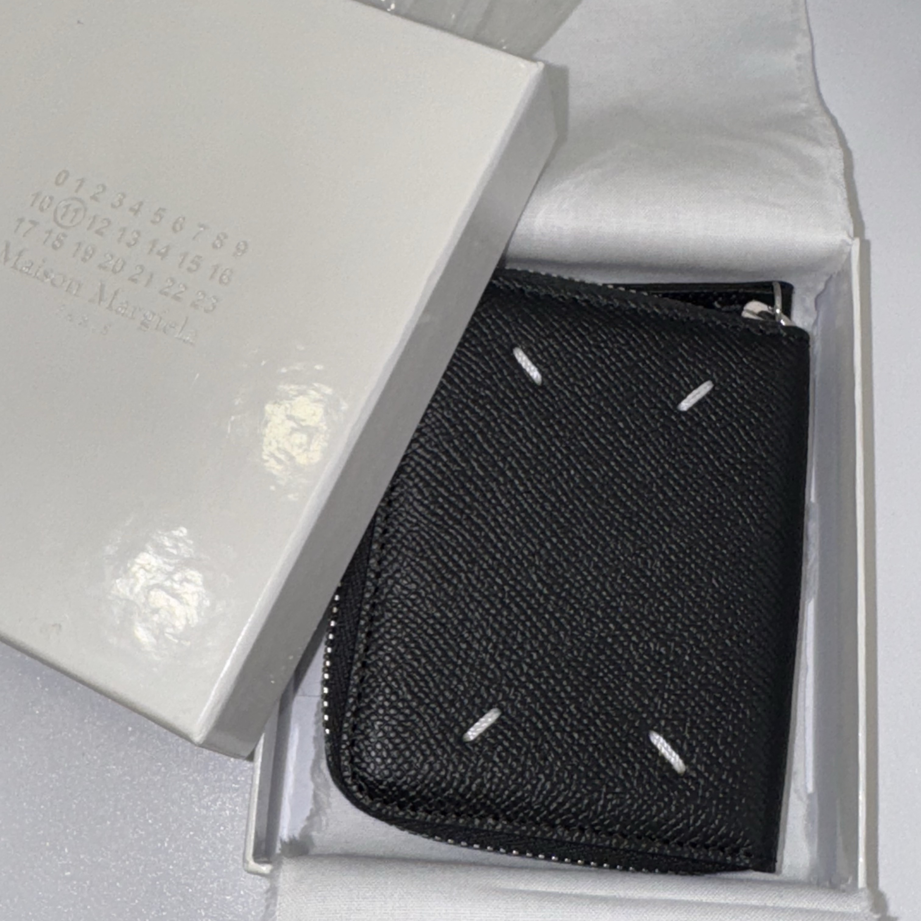 Maison Margiela Zip Around Compact Wallet Black 착용 스타일