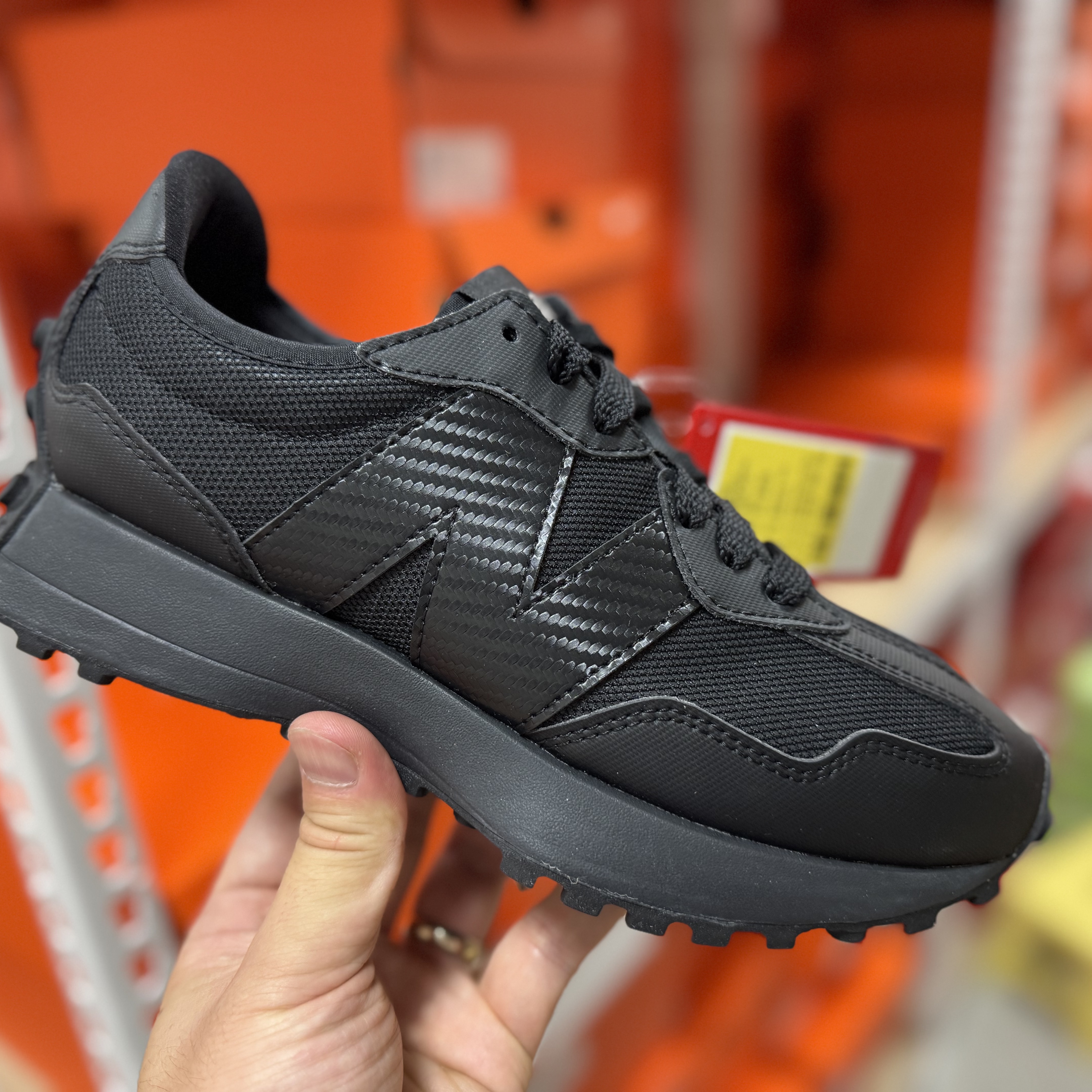 New Balance 327 Black 착용 스타일 - 1