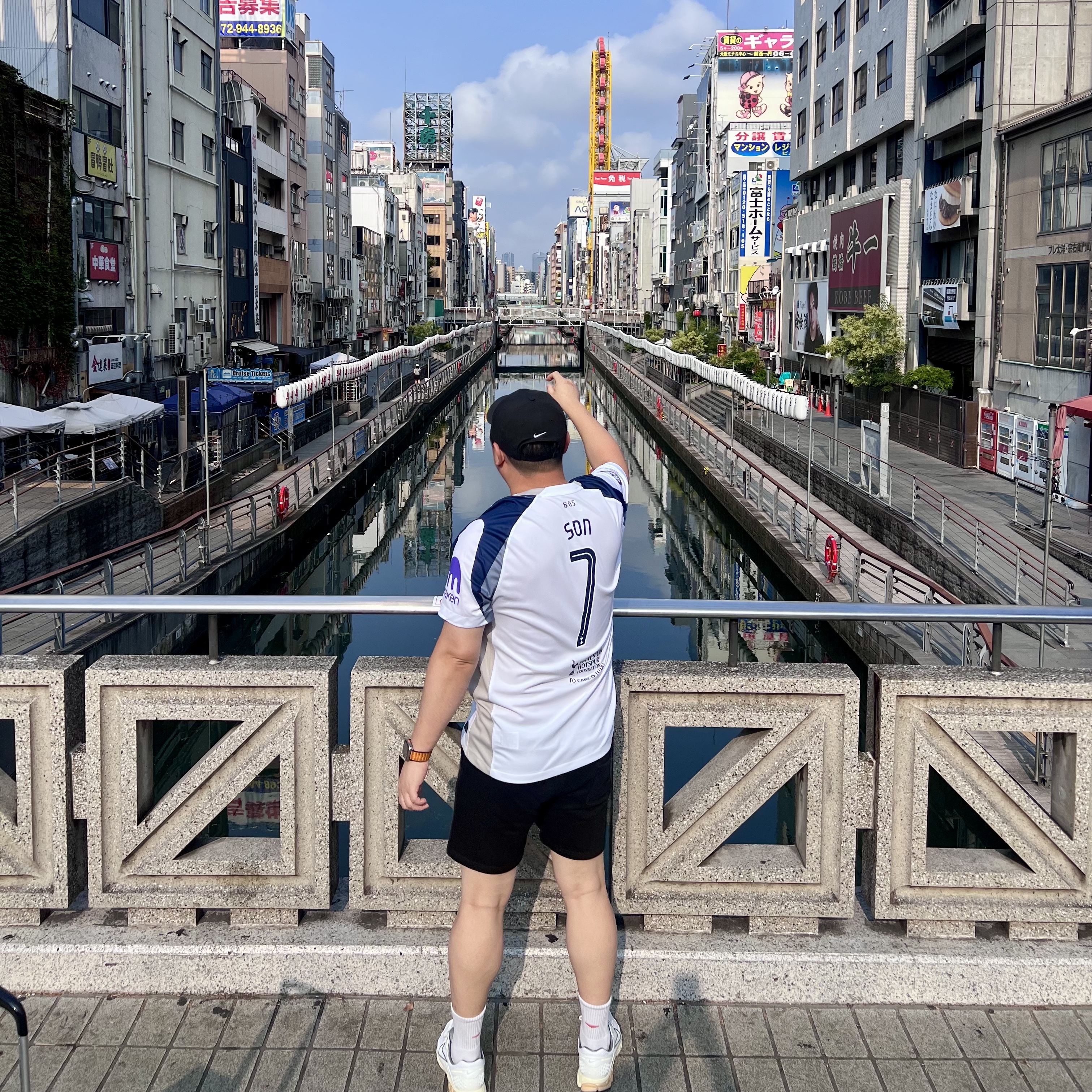 Nike Tottenham Hotspur 2025/26 Stadium Home Dri-Fit Football Replica Jersey White Light Iron Ore (Non Marking Ver.), (W) Nike Zoom Vomero 5 White Pure Platinum 착용 스타일