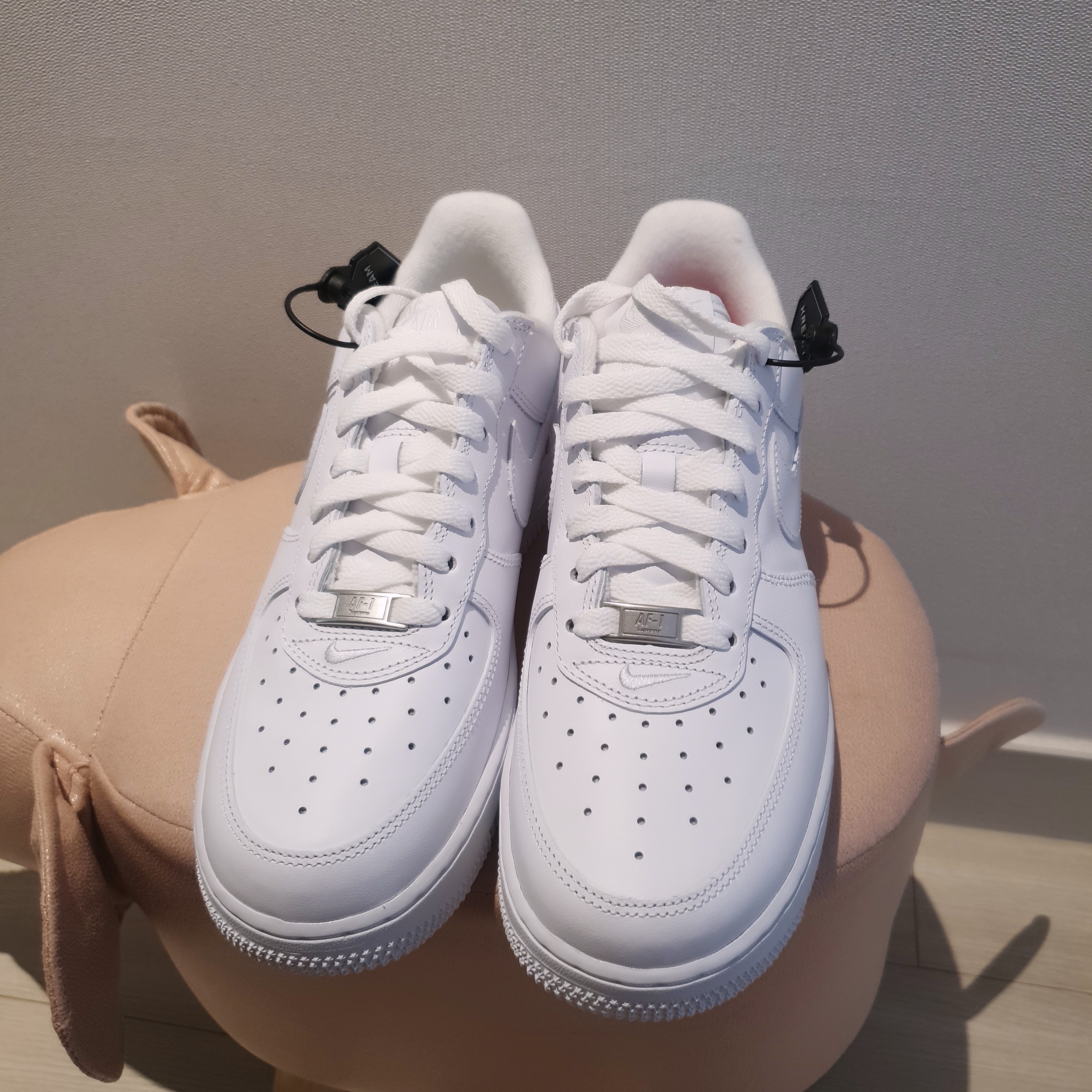 Nike x Supreme Air Force 1 Low White 착용 스타일 - 2