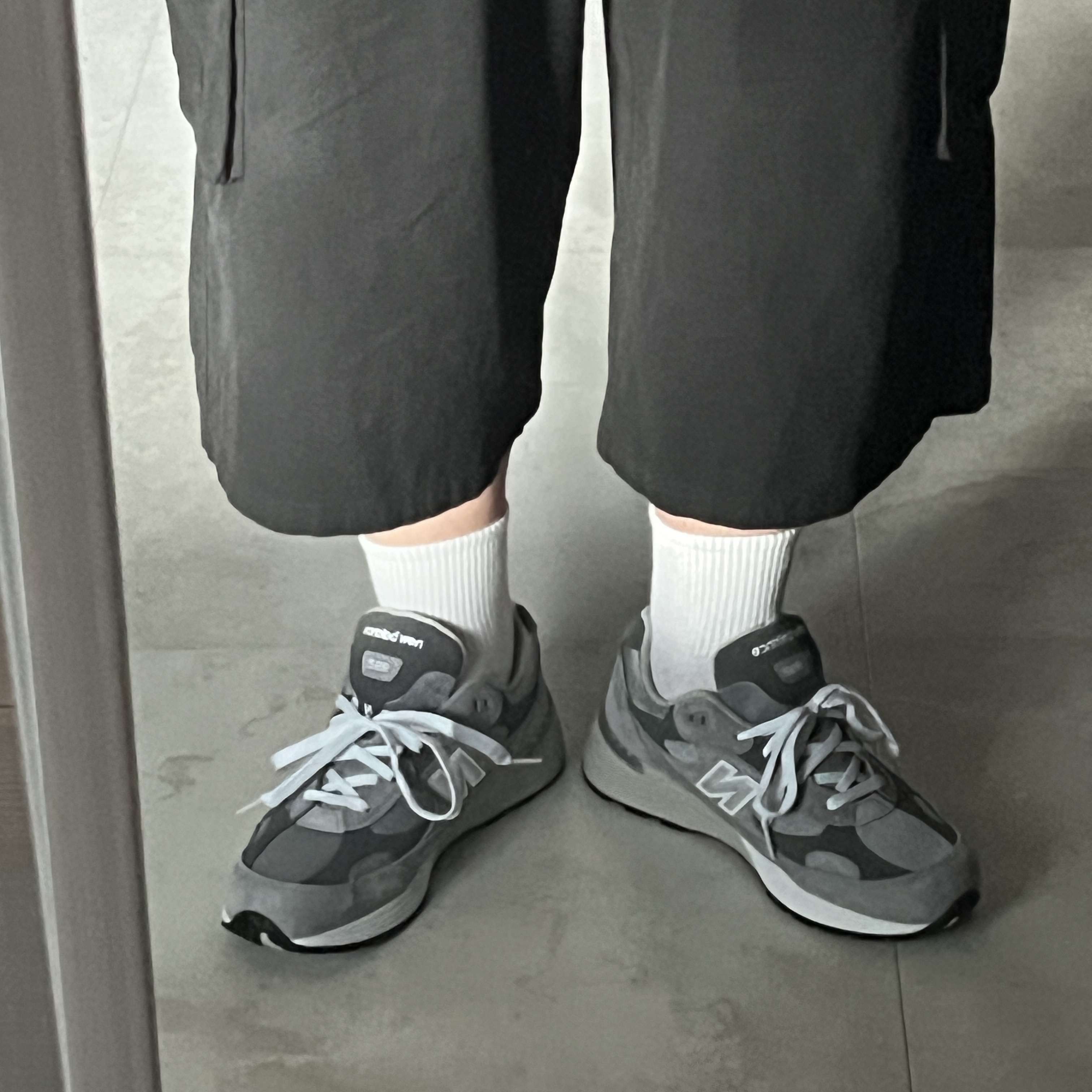 New Balance 992 Made in USA Core Grey Silver Metallic, Polyteru Human Index index 1/2 Cargo Pants Black 착용 스타일 - 1