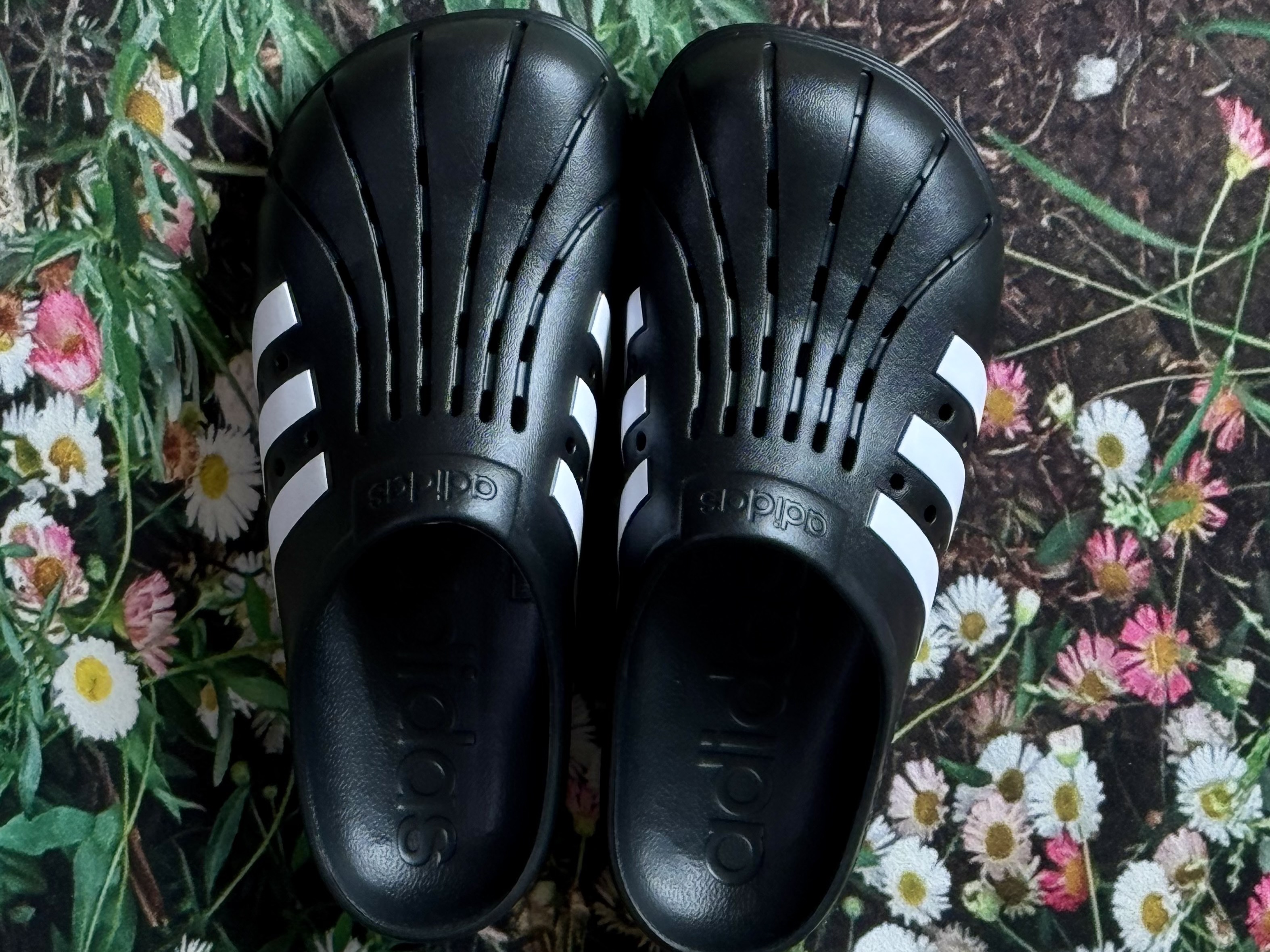 Adidas Adilette Clog Black White, Adidas Adilette Clog White Black 착용 스타일 - 5