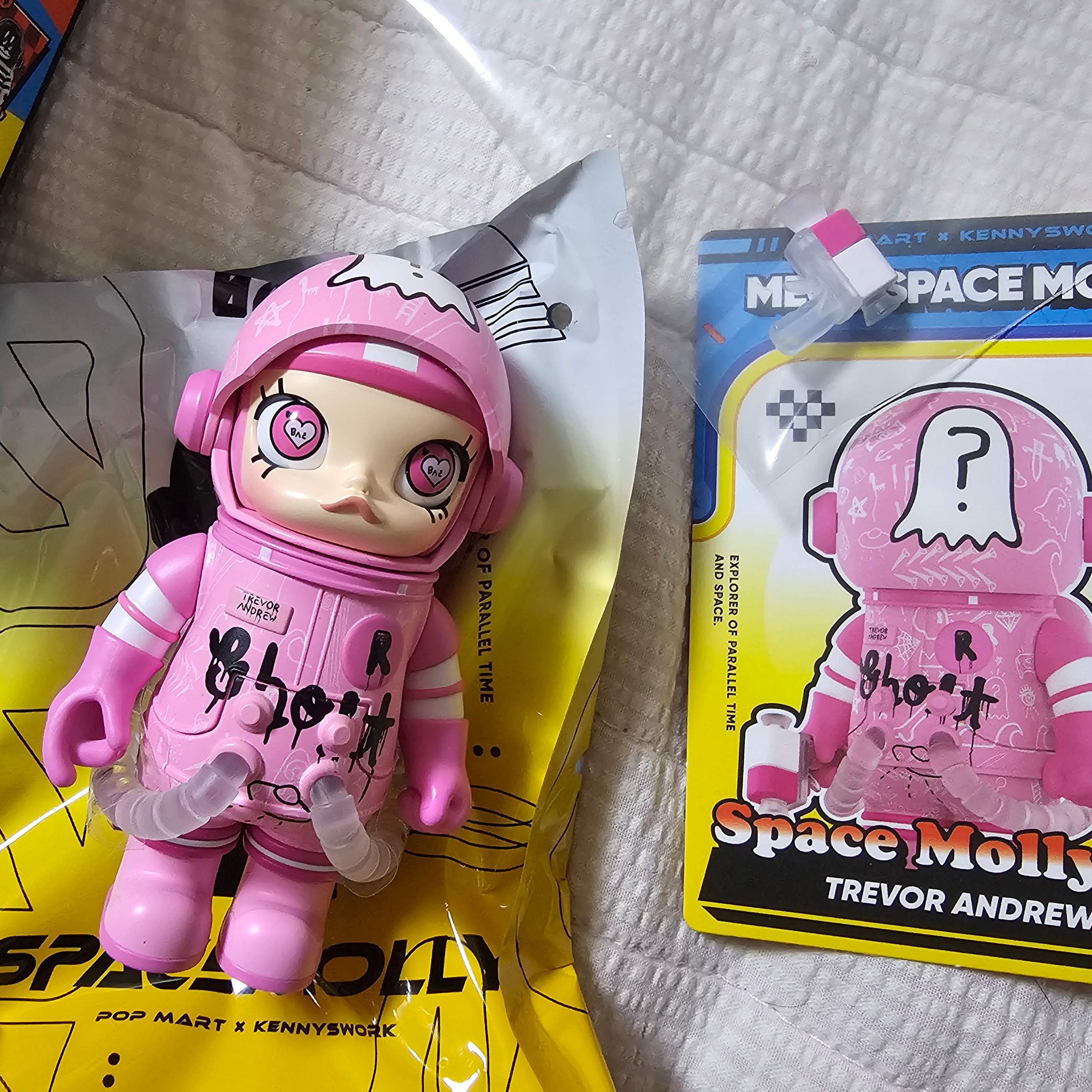 Pop Mart Mega Space Molly 100% Series4 Trevor Andrew (Opened Case) 착용 스타일