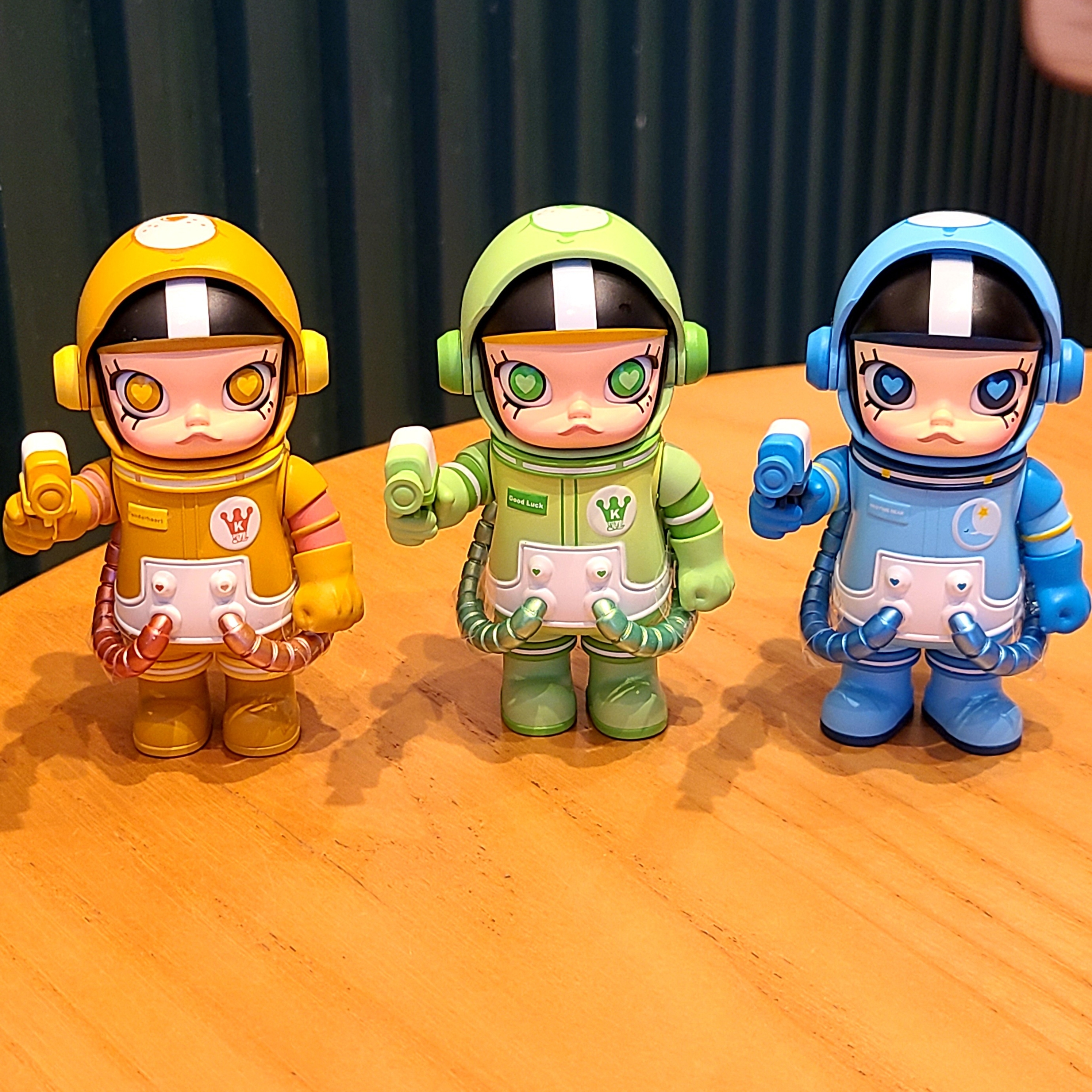 Pop Mart Mega Space Molly 100% Series4 Bedtime Bear (Opened Case), Pop Mart Mega Space Molly Series 3 Good Luck Bear (Opened Case) 착용 스타일 - 1