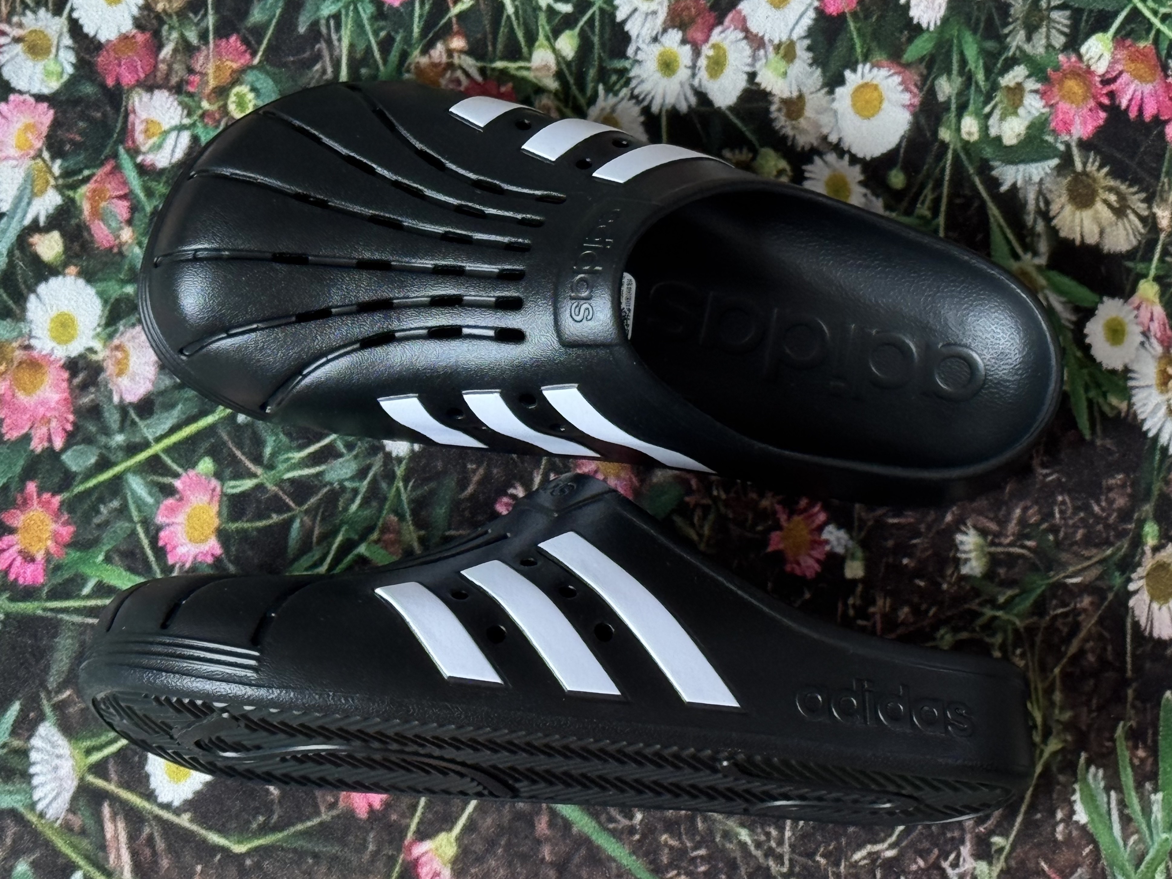 Adidas Adilette Clog Black White, Adidas Adilette Clog White Black 착용 스타일 - 3