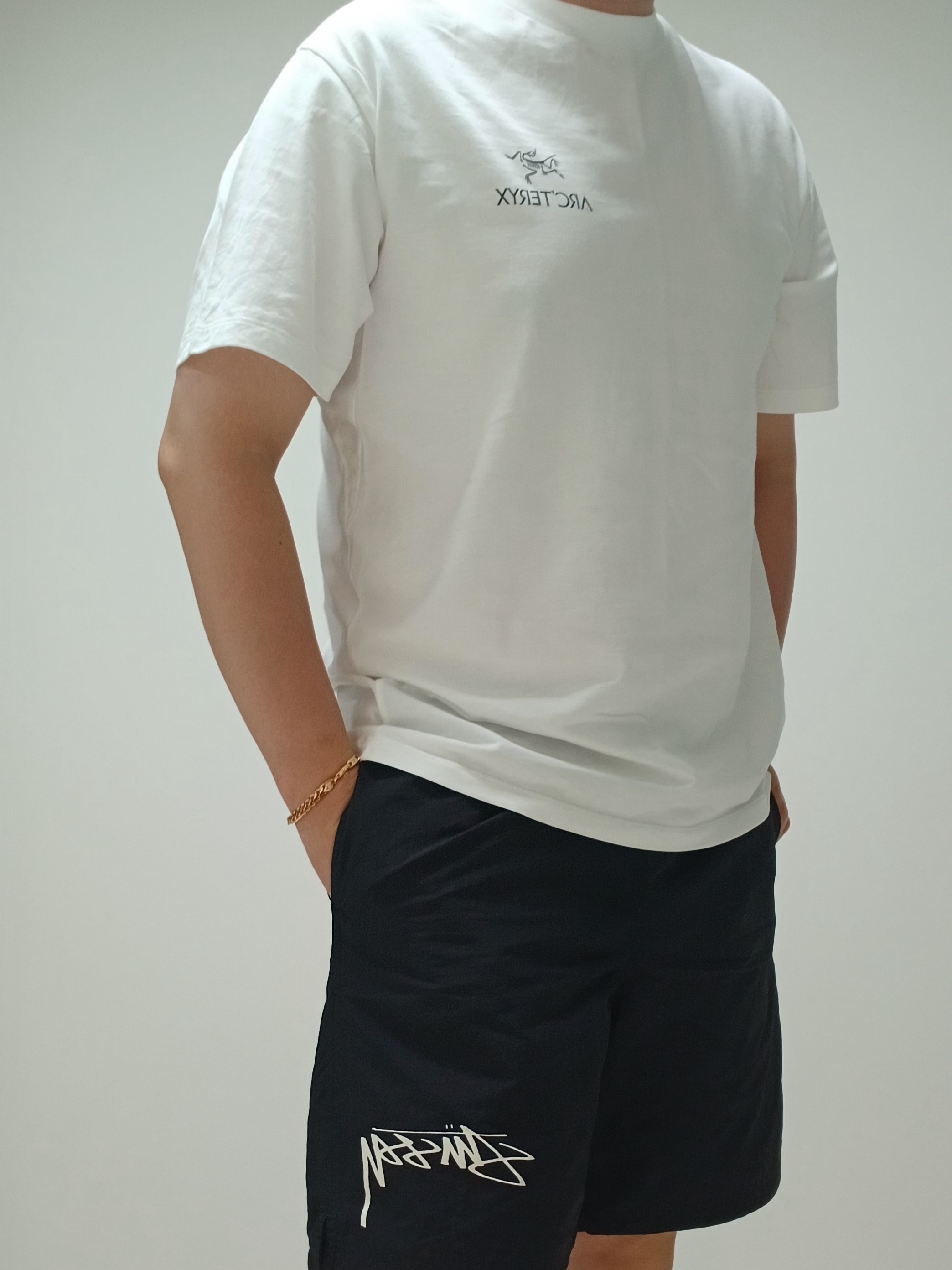 Arc'teryx Kragg SL Cotton Bird Word SS T-Shirt White Light Black, Nike x Stussy Shorts Black (FJ9167-010) 착용 스타일 - 8