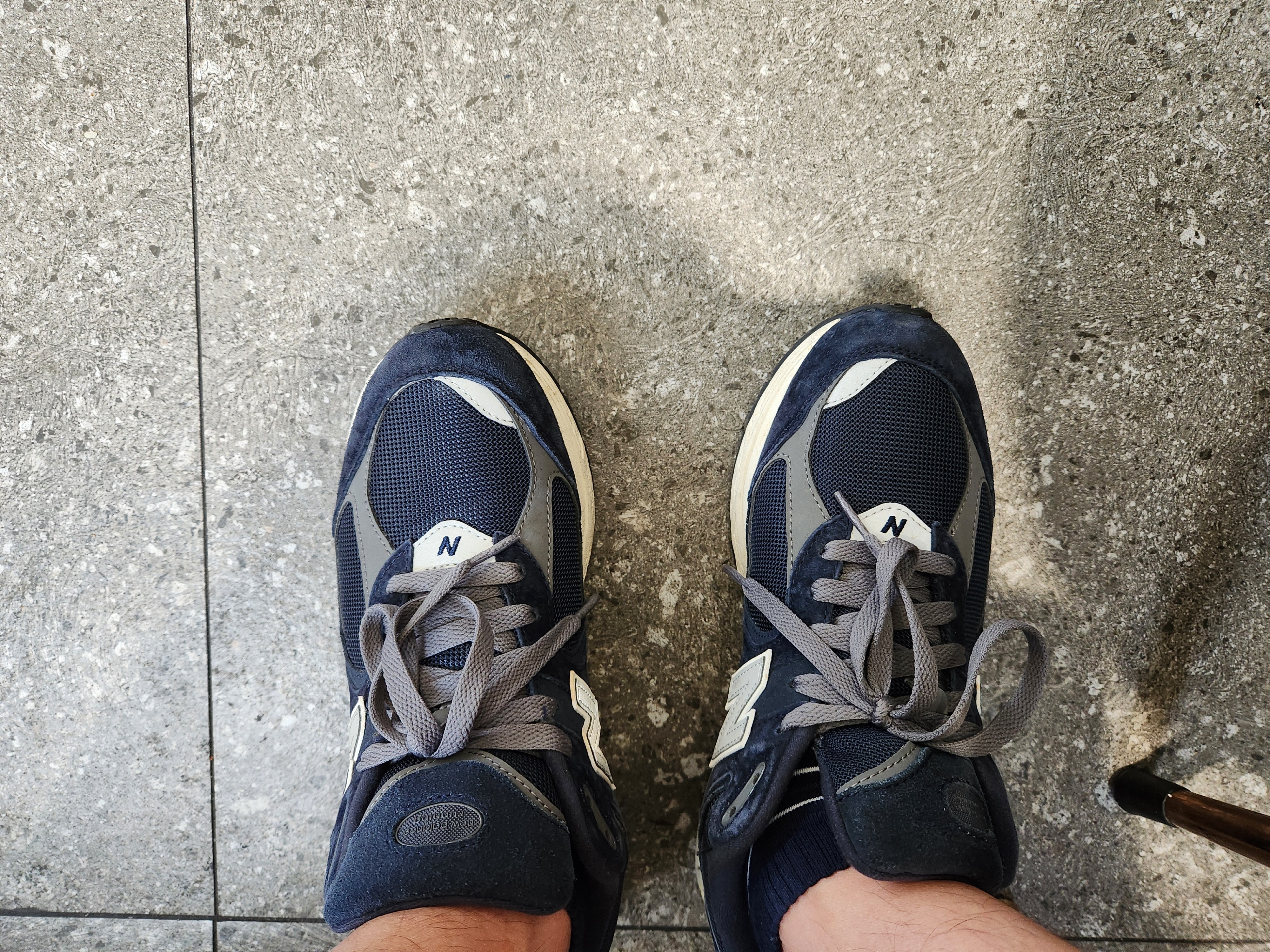New Balance 2002R Eclipse Castlerock 착용 스타일