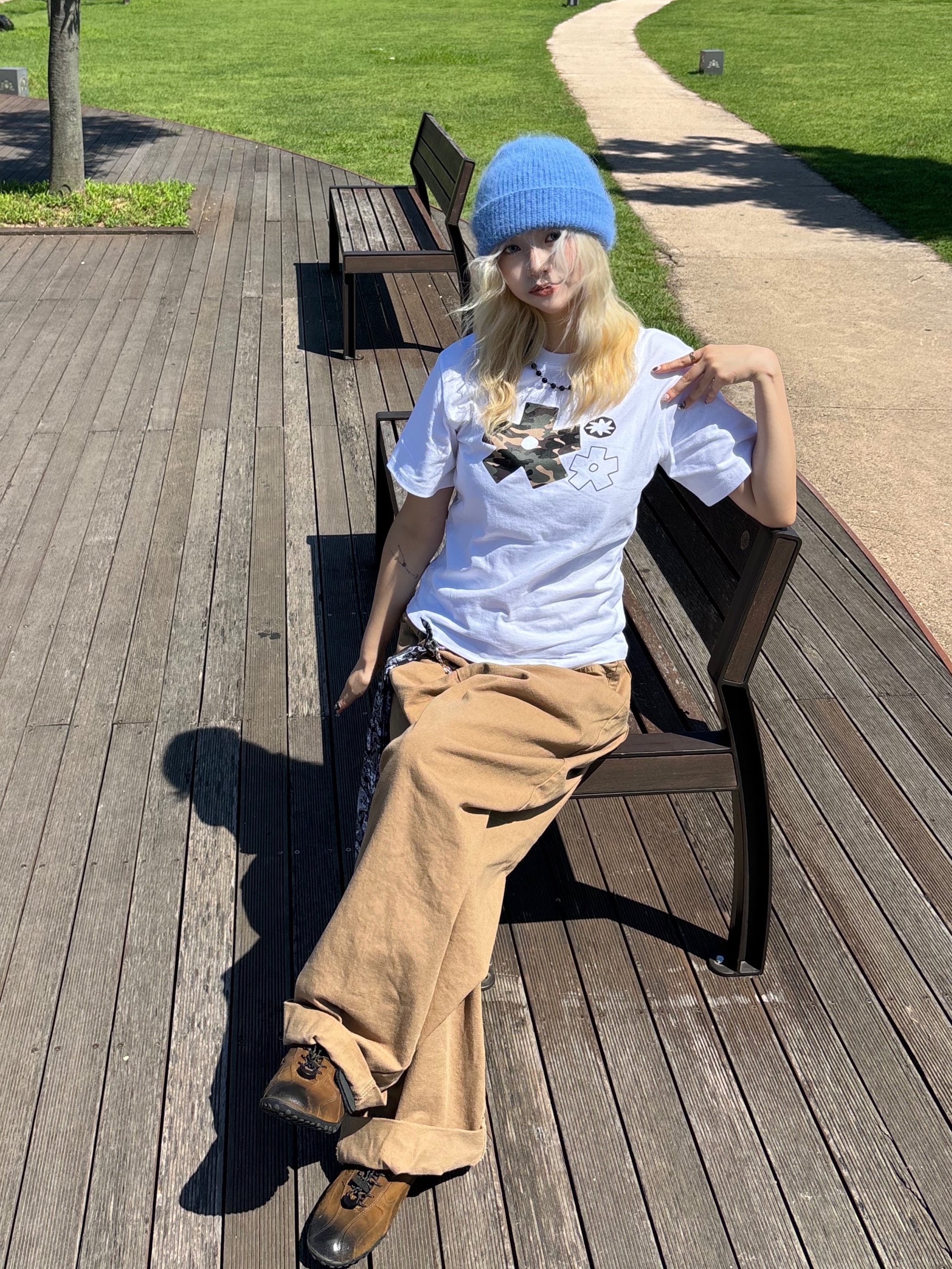 SLOW RECORD HOUSE Camo Bloom Star T-Shirt White 착용 스타일 - 5