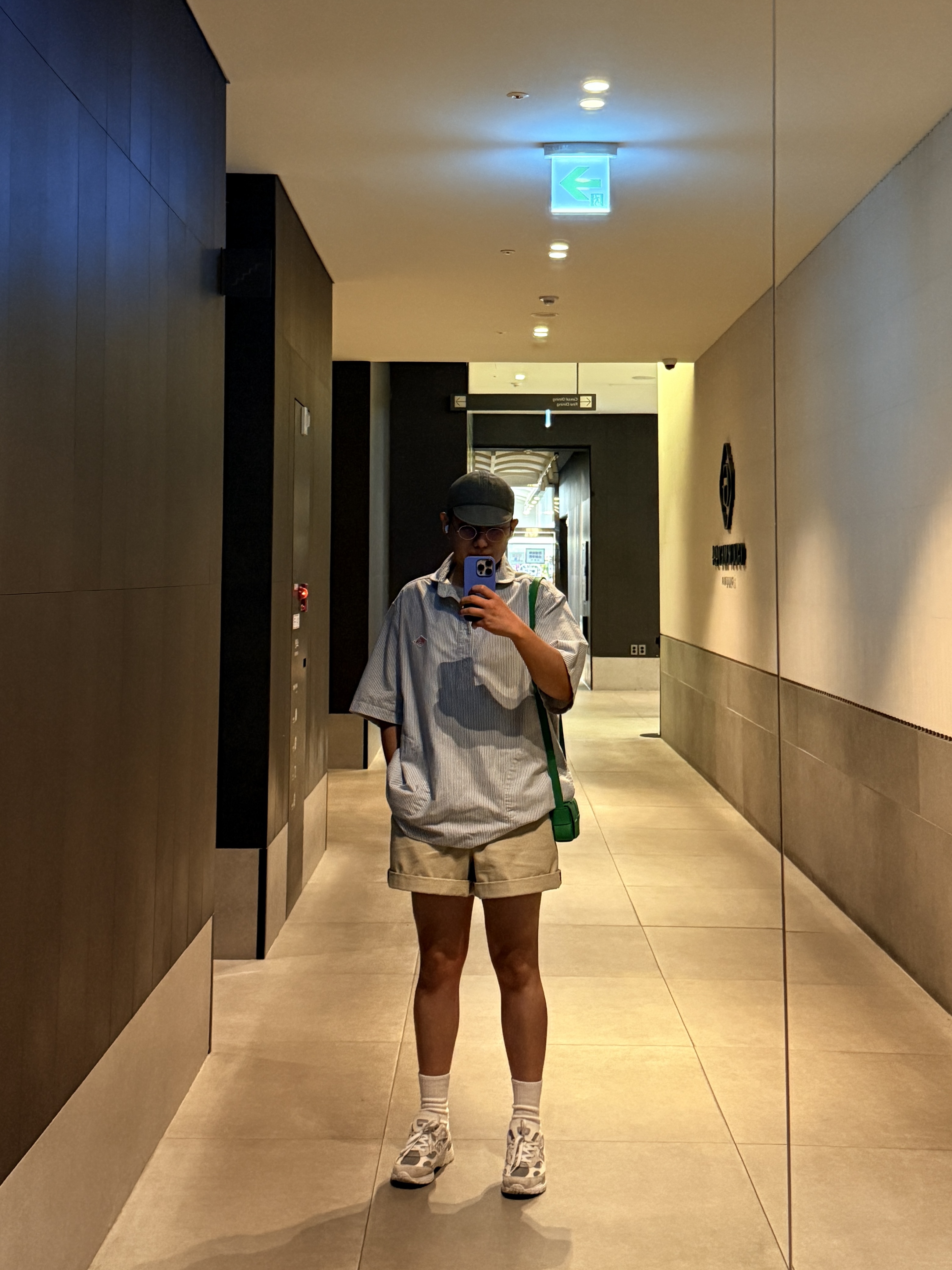 Bottega Veneta Mini Leather Cassette Parakeet, New Balance 992 Made in USA White Silver 착용 스타일