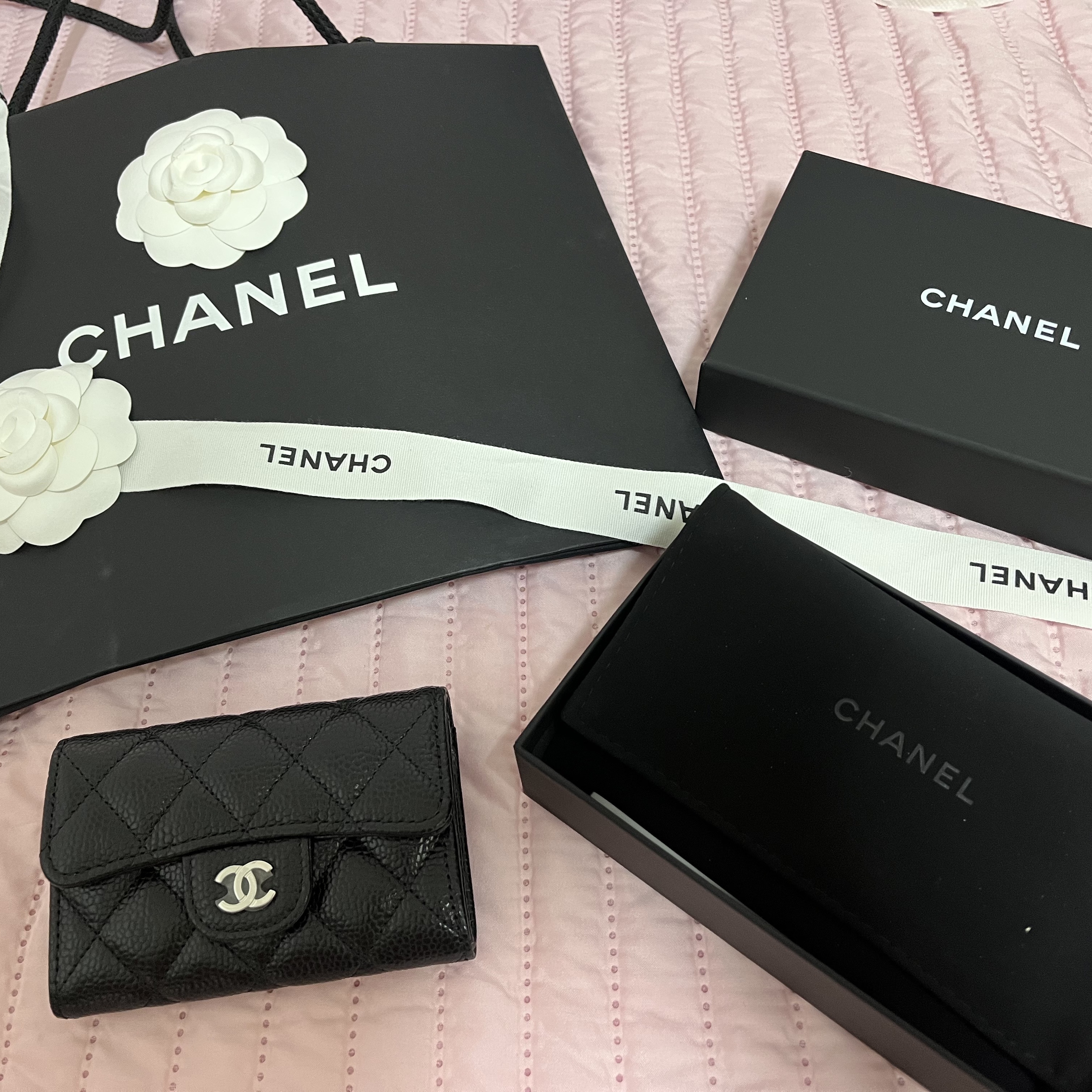 Chanel Classic Card Holder Grained Calfskin & Silver Black 착용 스타일