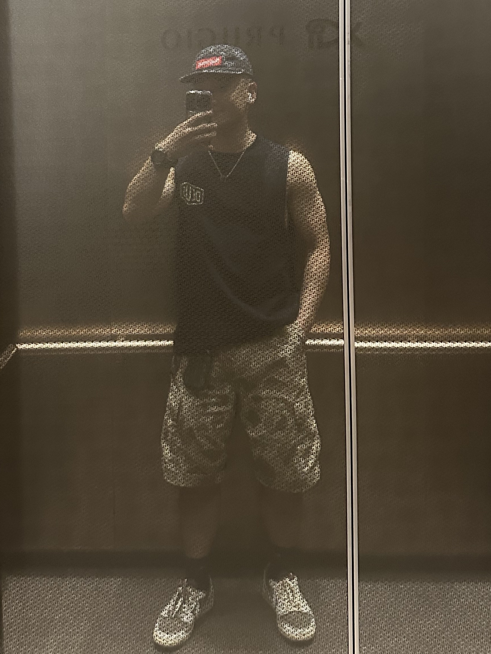 Carhartt WIP Irwin Shorts Desert Duck Camo, Jordan 1 x Travis Scott Retro Low OG SP Sail and Ridgerock 착용 스타일 - 1