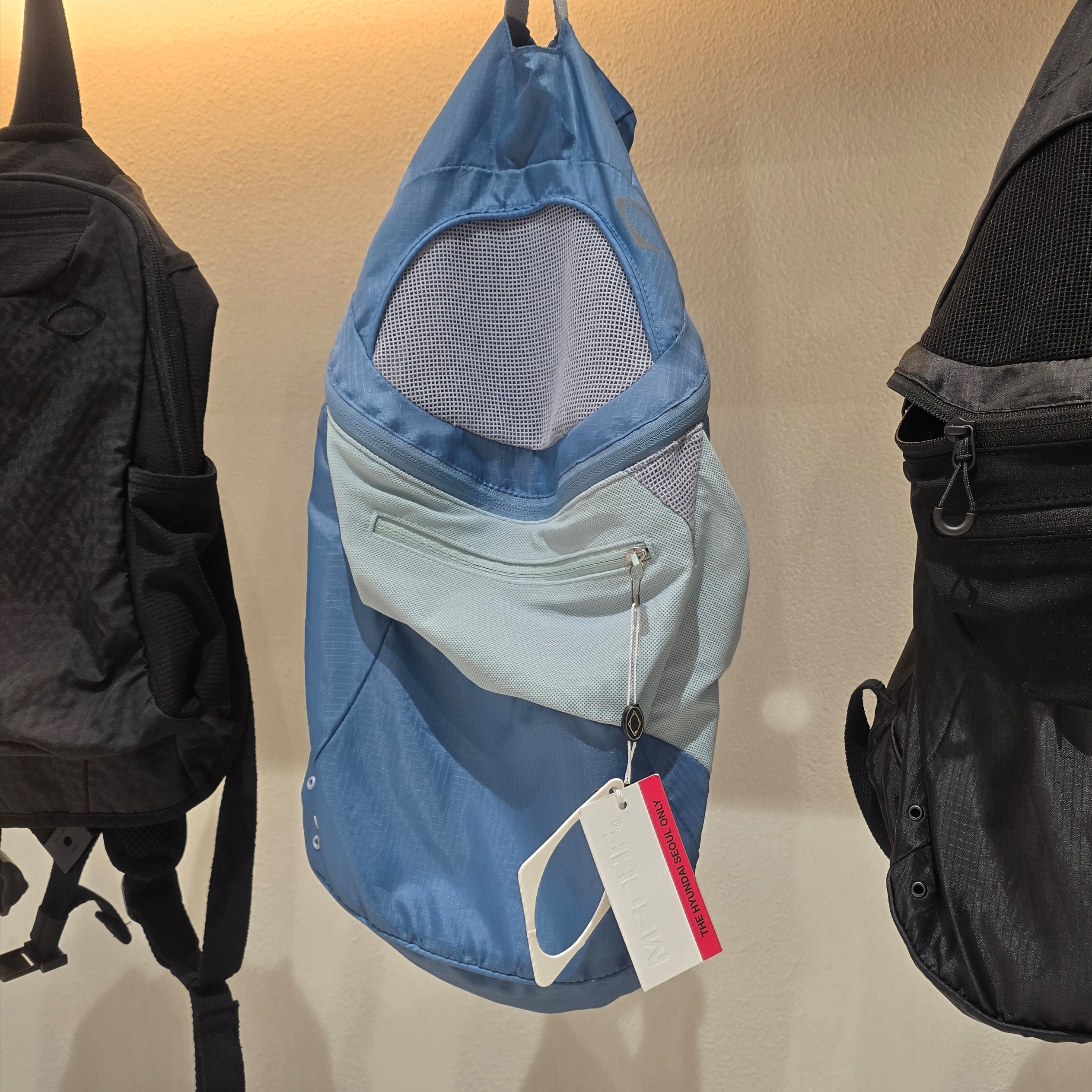 Mischief Lightweight Zip Around Backpack Blue Grey, Mischief Lightweight Zip Around Backpack Black 착용 스타일