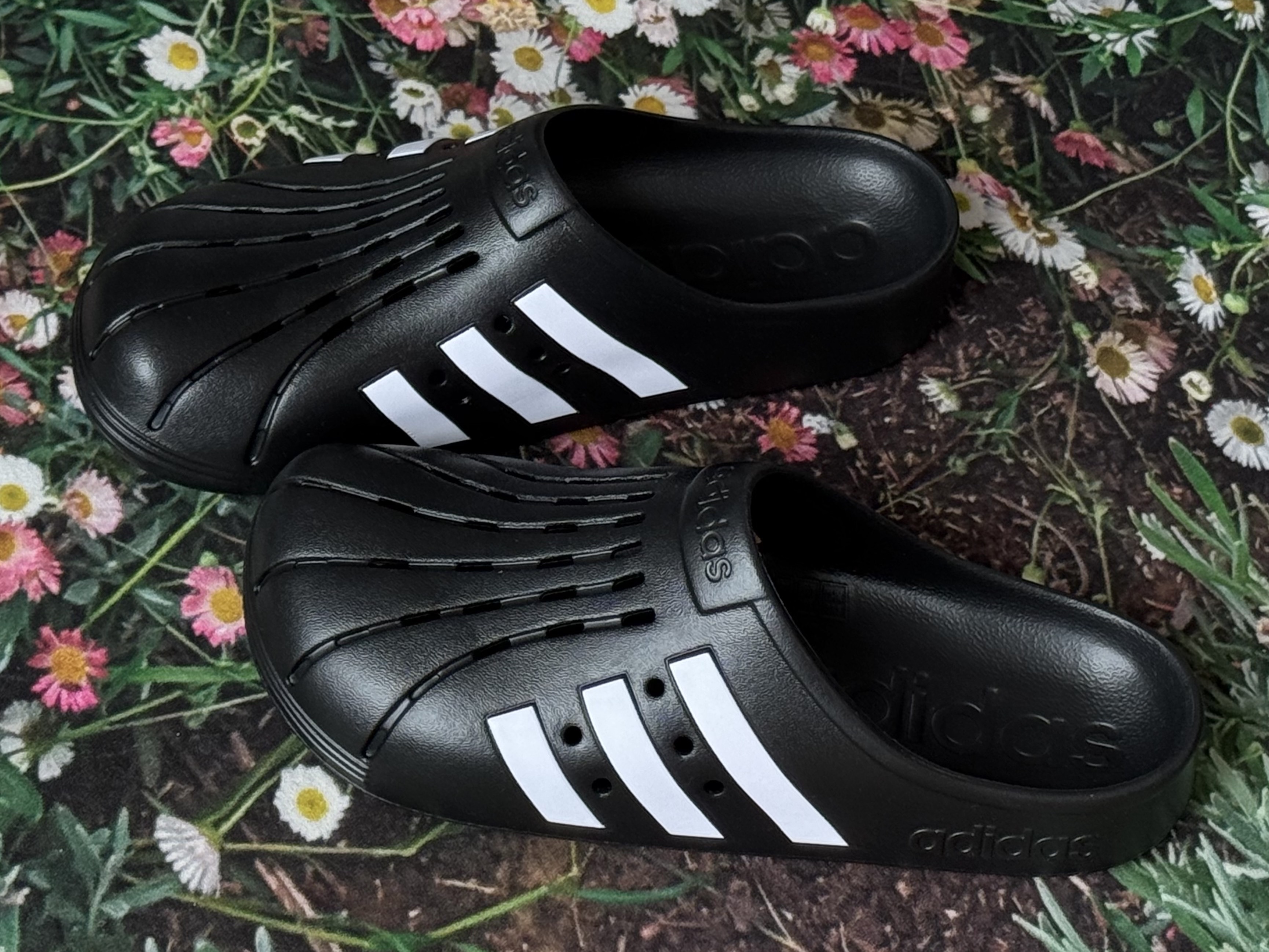 Adidas Adilette Clog Black White, Adidas Adilette Clog White Black 착용 스타일 - 2