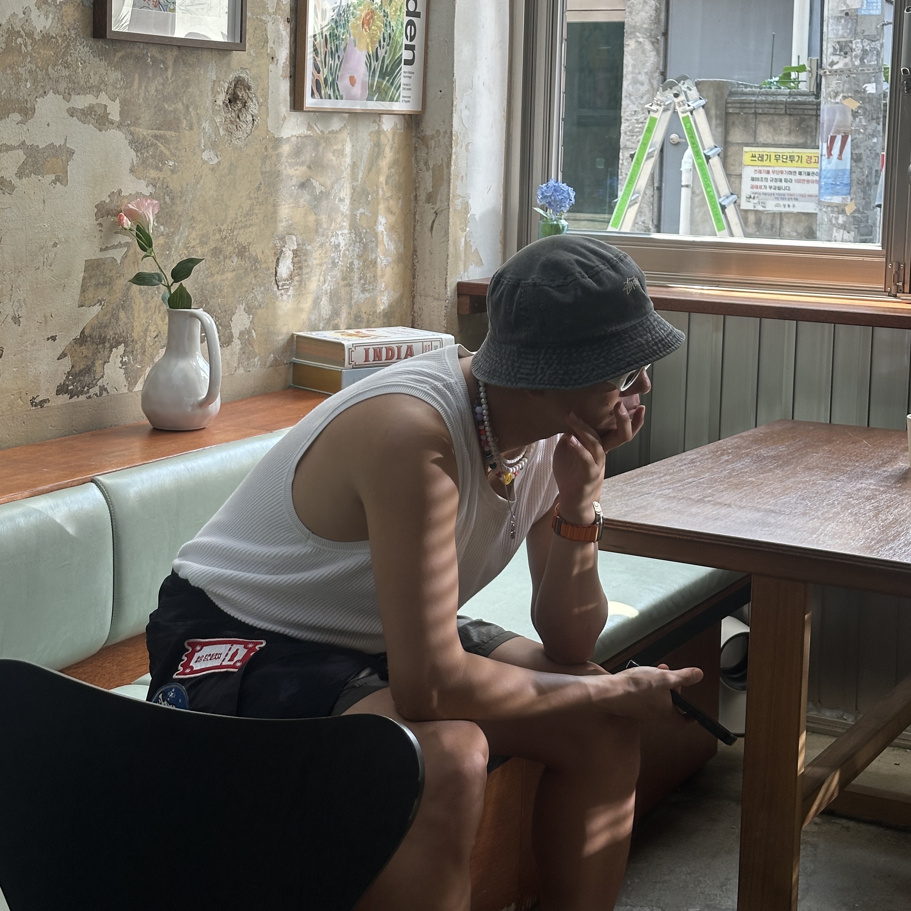 Stussy Washed Stock Bucket Hat Charcoal, Gentle Monster x Maison Margiela MM005 White Black 착용 스타일 - 1