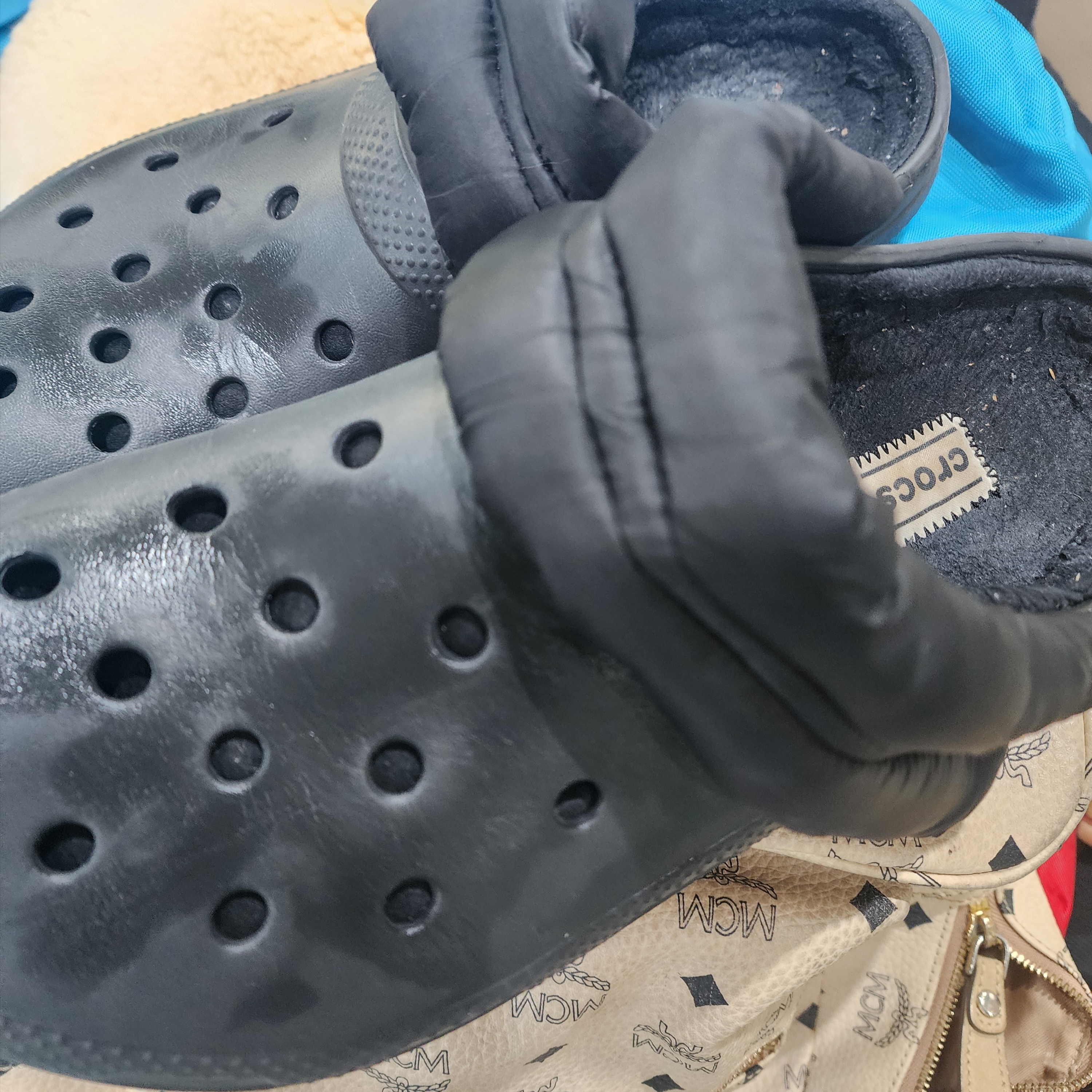 Crocs Classic Lined Neo Puff Clog Black 착용 스타일