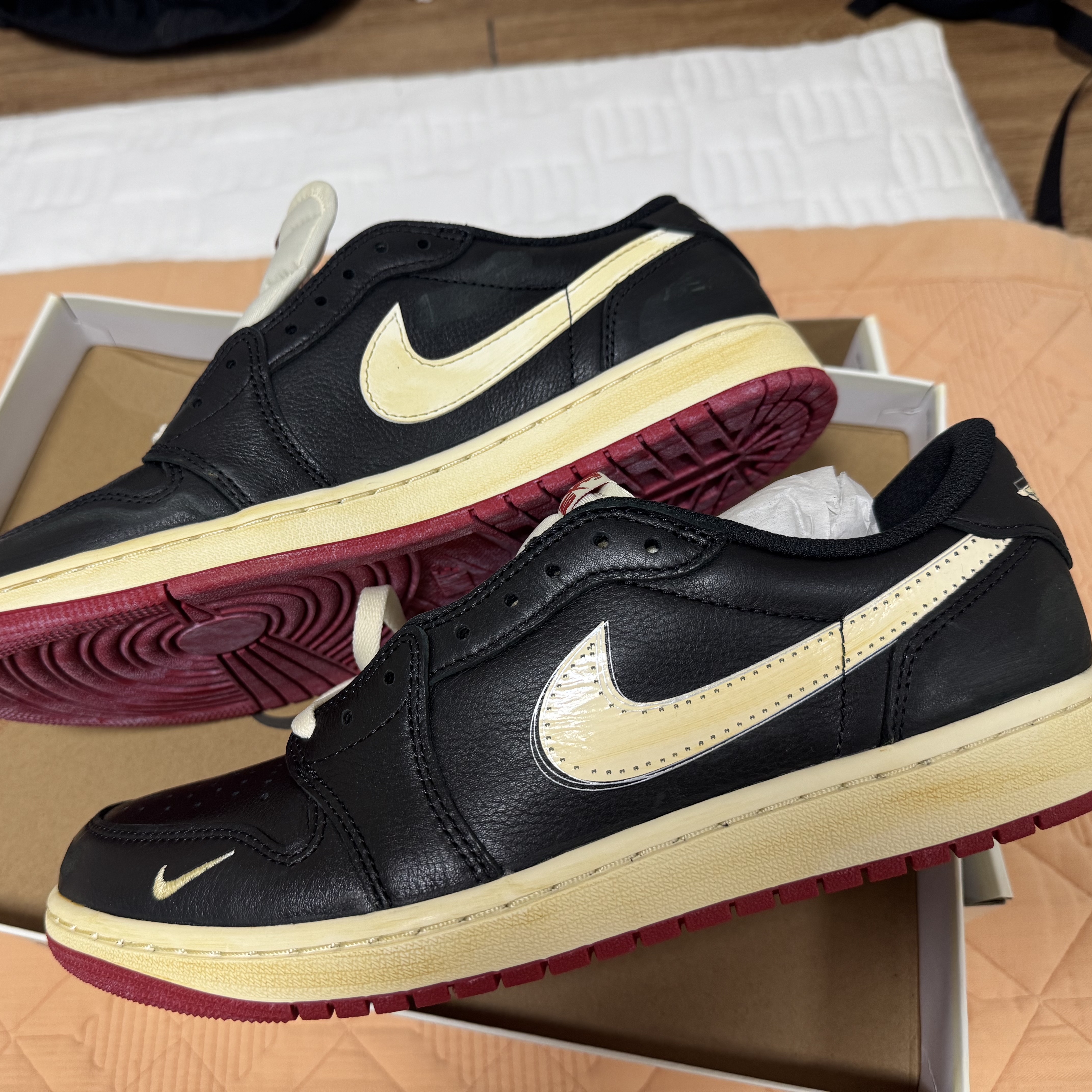 Jordan 1 x Nigel Sylvester Retro Low OG Better With Time, Jordan 4 x Undefeated Retro OG SP Deep Green and Clementine 착용 스타일 - 1