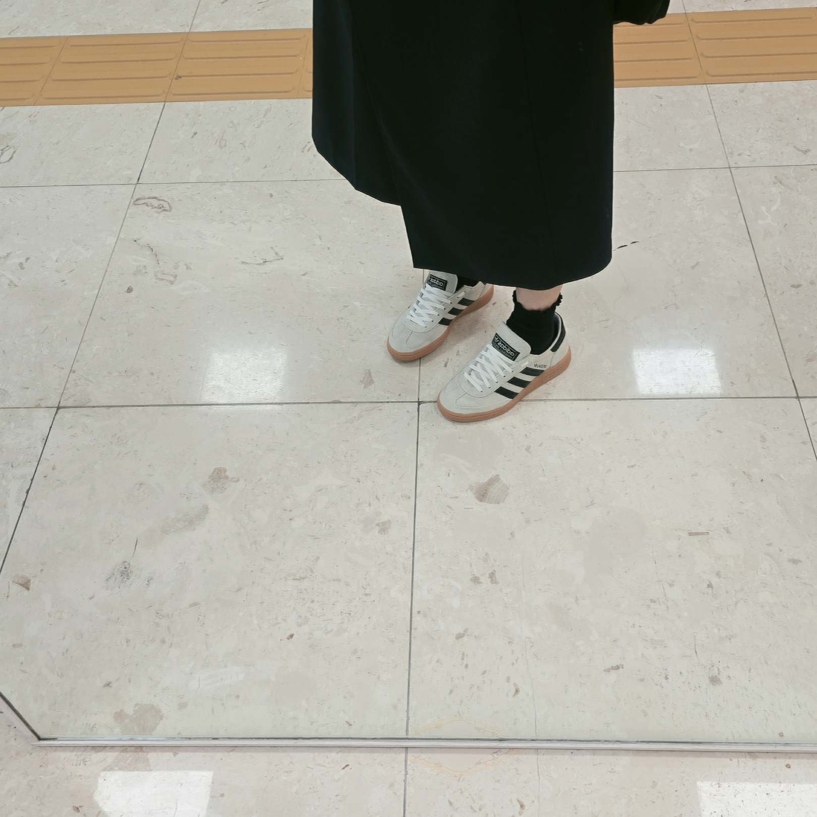 (W) Adidas Spezial Handball Aluminium Core Black 착용 스타일