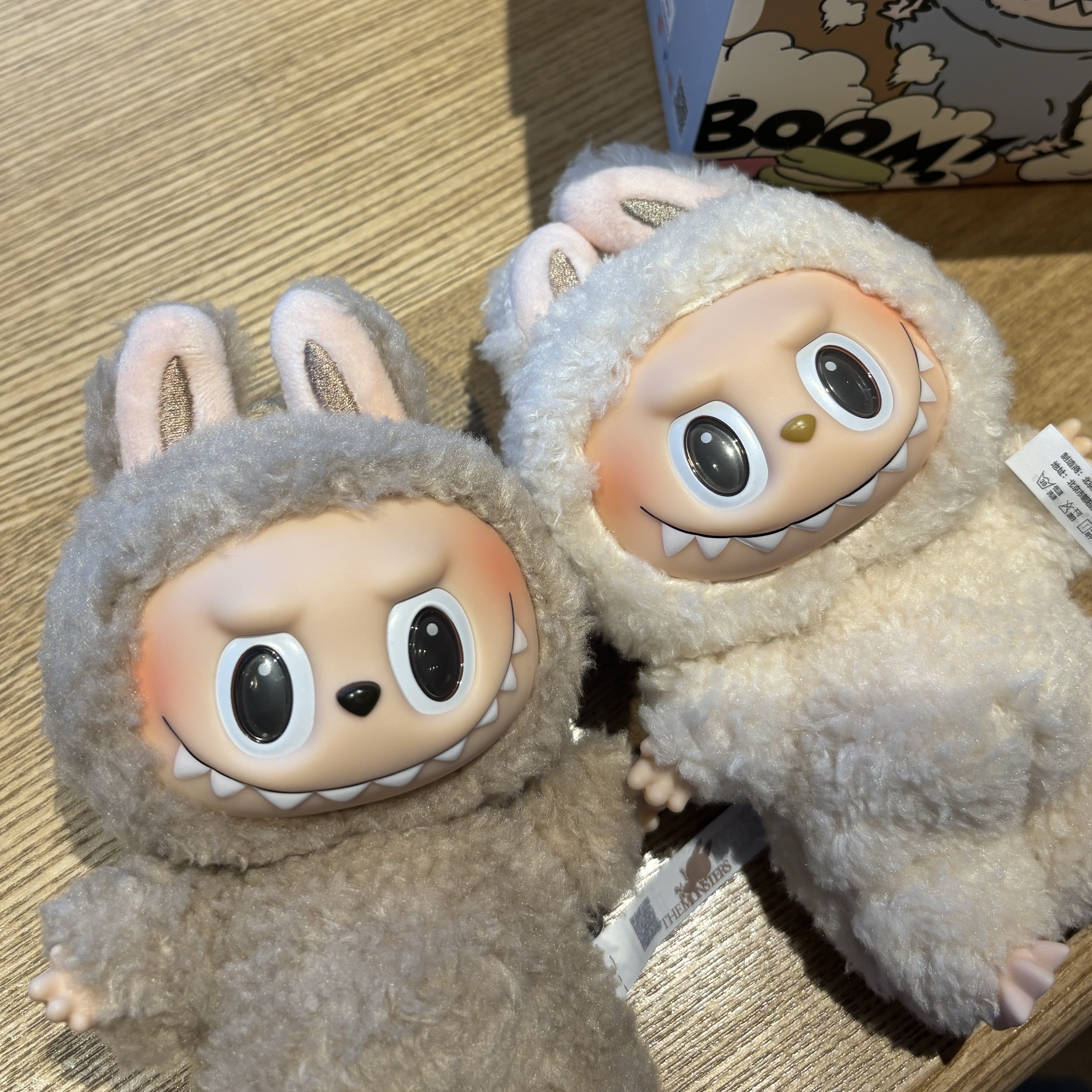 Pop Mart Labubu The Monsters Labubu Tasty Macarons Series Soymilk Keyring, Pop Mart Labubu The Monsters Labubu Tasty Macarons Series Toffe Keyring 착용 스타일