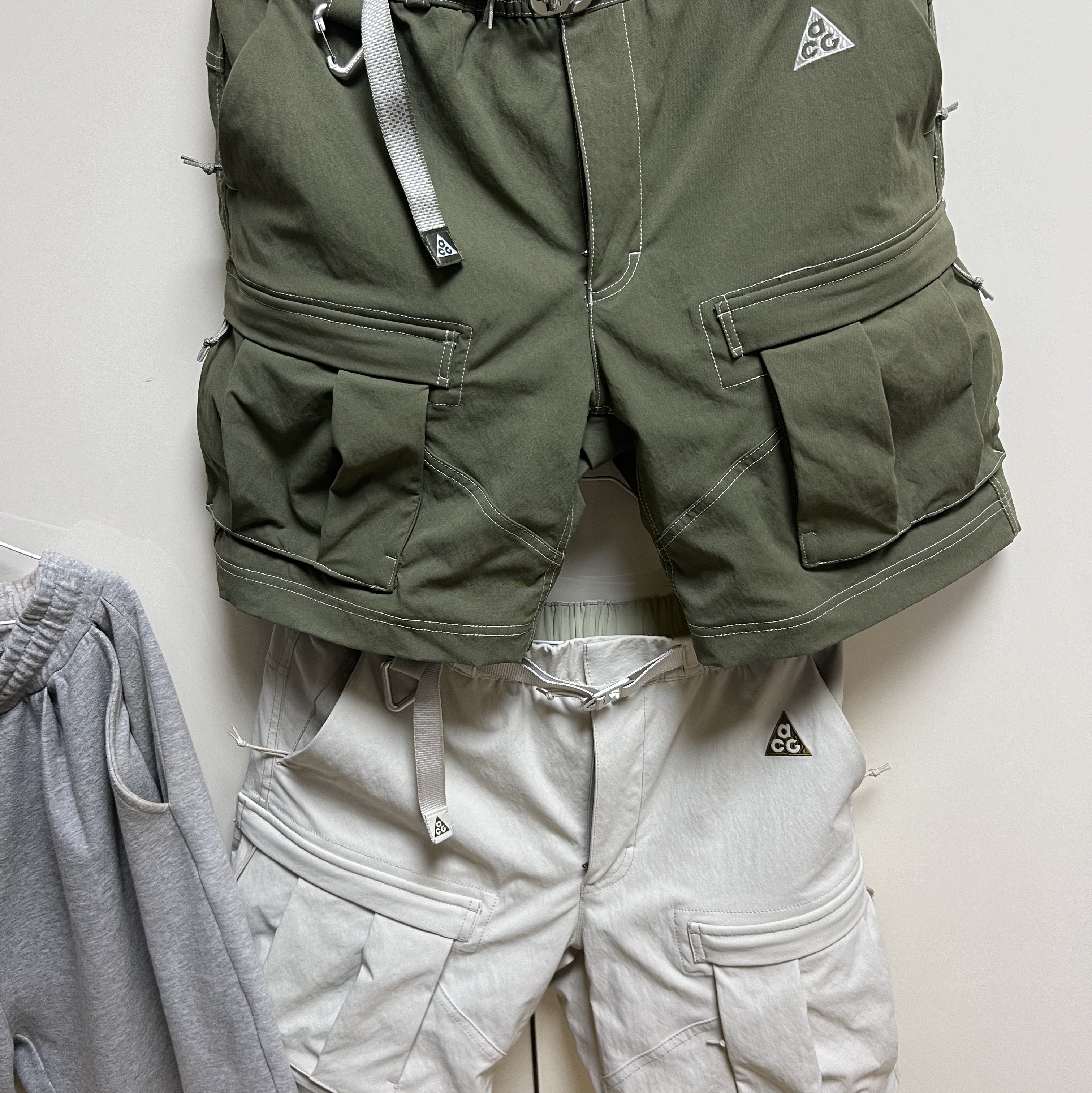 Nike ACG Smith Summit Cargo Pants Light Bone - Asia, Nike ACG Smith Summit Cargo Pants Medium Olive - Asia 착용 스타일