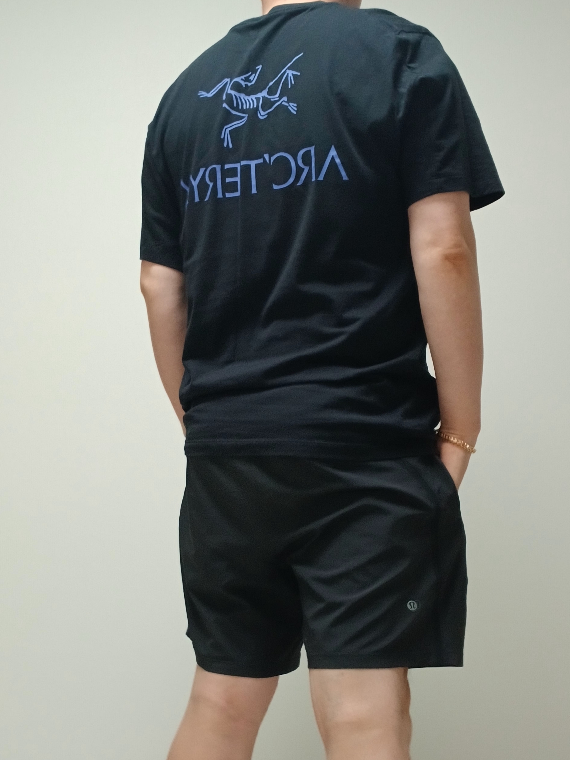 Arc'teryx Kragg SL Cotton Bird Word SS T-Shirt Black Electra, Lululemon Pace Breaker Linerless Shorts 5 Inch Black 착용 스타일 - 1