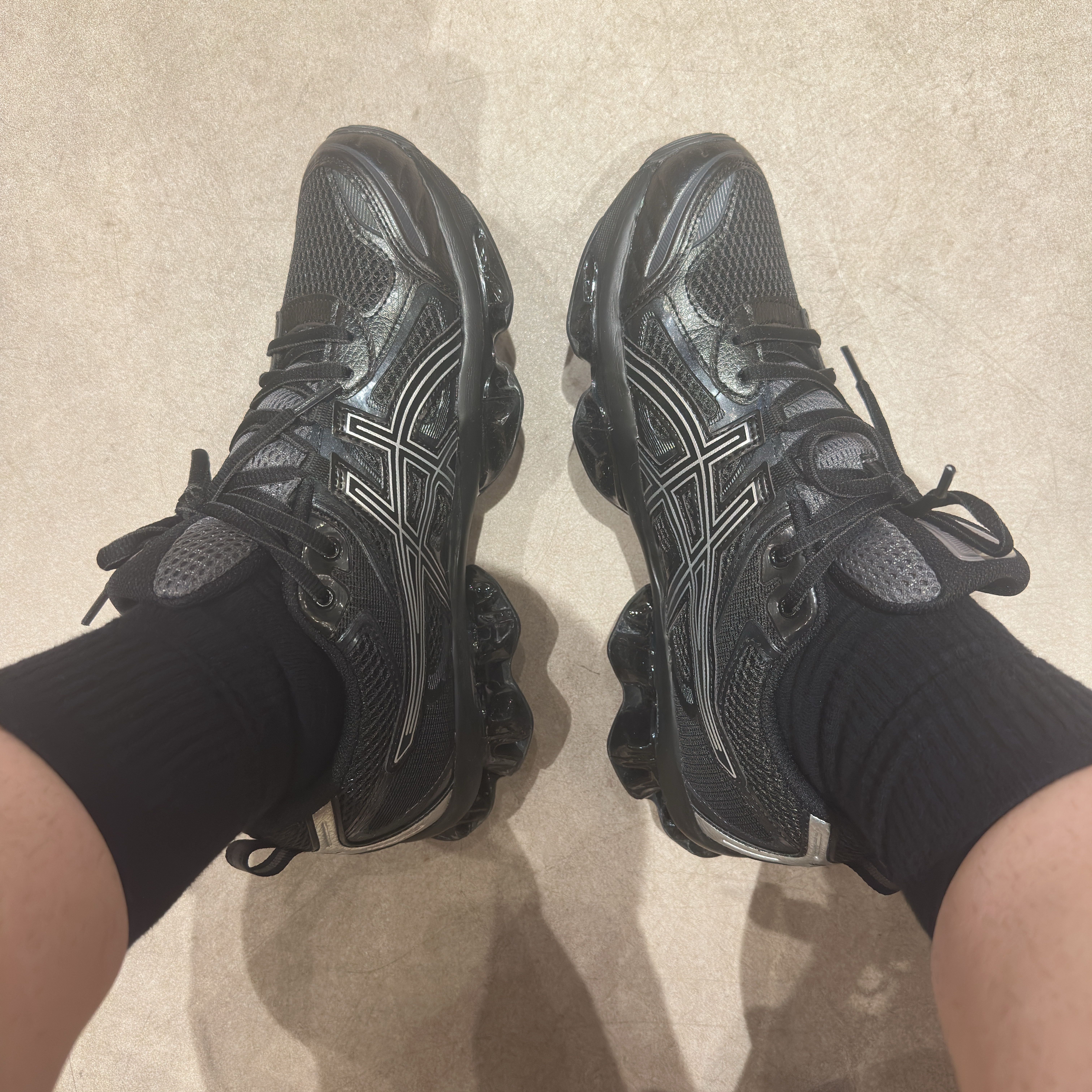 Asics Gel-Quantum Kinetic Graphite Grey Black 착용 스타일