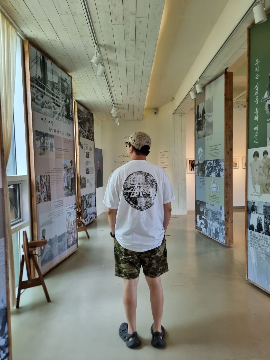 Supreme Military Camp Cap Tan Raindrop - 24FW, Stussy Dot Stamp T-Shirt White 착용 스타일