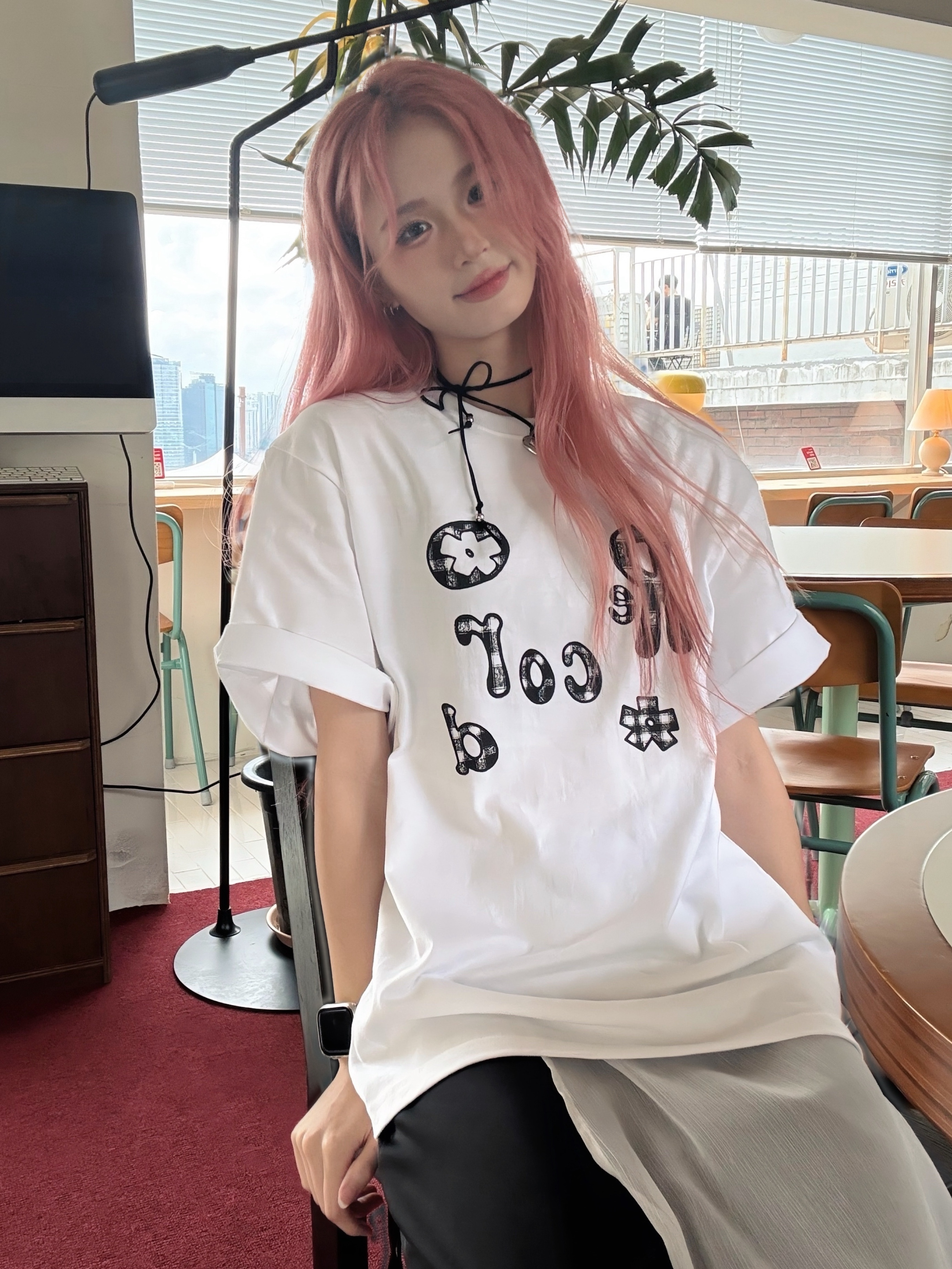 SLOW RECORD HOUSE Typo Play Record T-Shirt White 착용 스타일 - 1