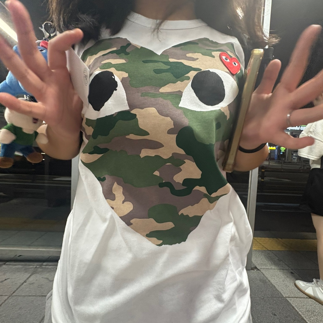 Play Comme des Garcons Camouflage Heart T-Shirt White 착용 스타일 - 2