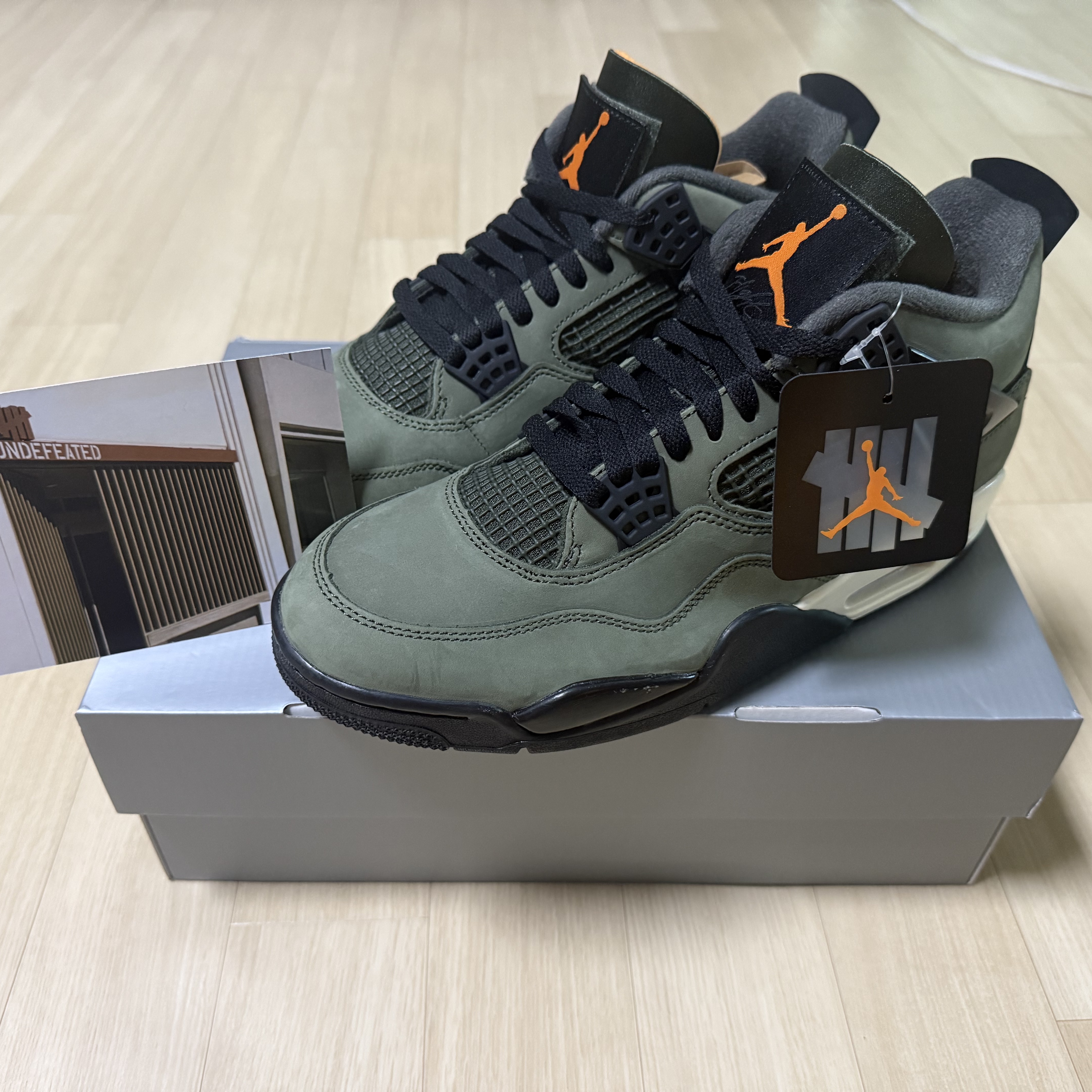 Jordan 4 x Undefeated Retro OG SP Deep Green and Clementine 착용 스타일 - 1
