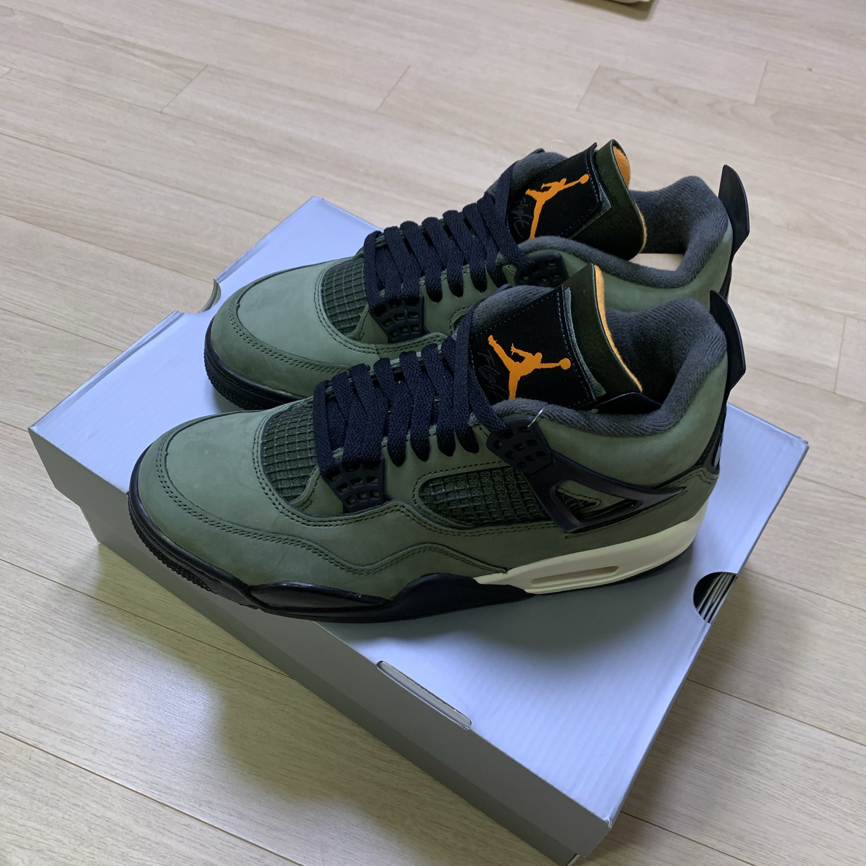 Jordan 4 x Undefeated Retro OG SP Deep Green and Clementine 착용 스타일 - 2